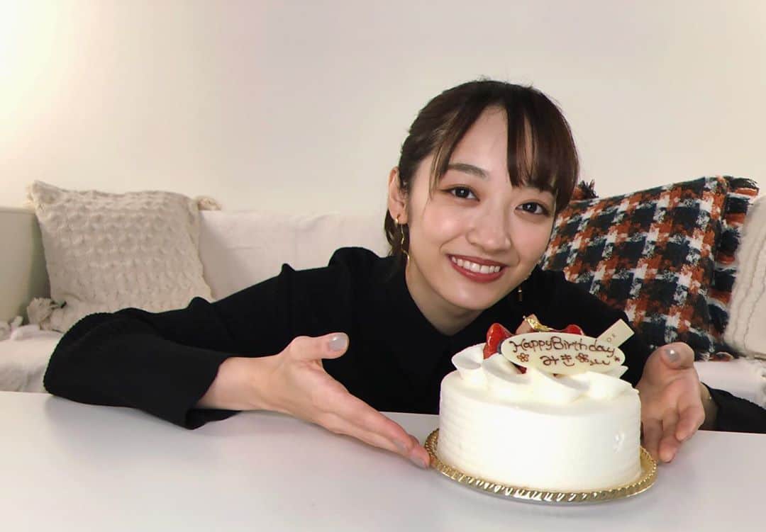 下村実生さんのインスタグラム写真 - (下村実生Instagram)「22歳になりました！！ 朝から沢山のお祝いの言葉ありがとうございます。凄く嬉しいです🥺 今日は皆さんにお知らせがあります！！✨ この度YouTubeを始める事になりました！！！ 歌・ダンス・メイク・ファッションなどより深く私の事を知ってもらえるような動画を発信していけたらなと思います！ まずは一本目が公開されたので是非見てね☺️ チャンネル名がまだ決まっていないのでストーリーにURL貼っておきます！ チャンネル登録もよろしくお願いします〜！ 22歳も頑張るぞ！💪」10月22日 19時32分 - miki_shimomura_