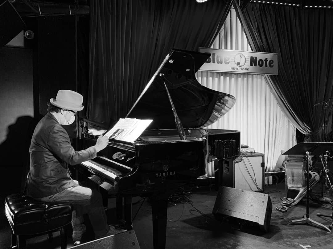 Monday満ちるさんのインスタグラム写真 - (Monday満ちるInstagram)「About to start Live Streaming from Blue Note New York with the Senri Oe Trio」10月22日 19時32分 - mondaymichiru