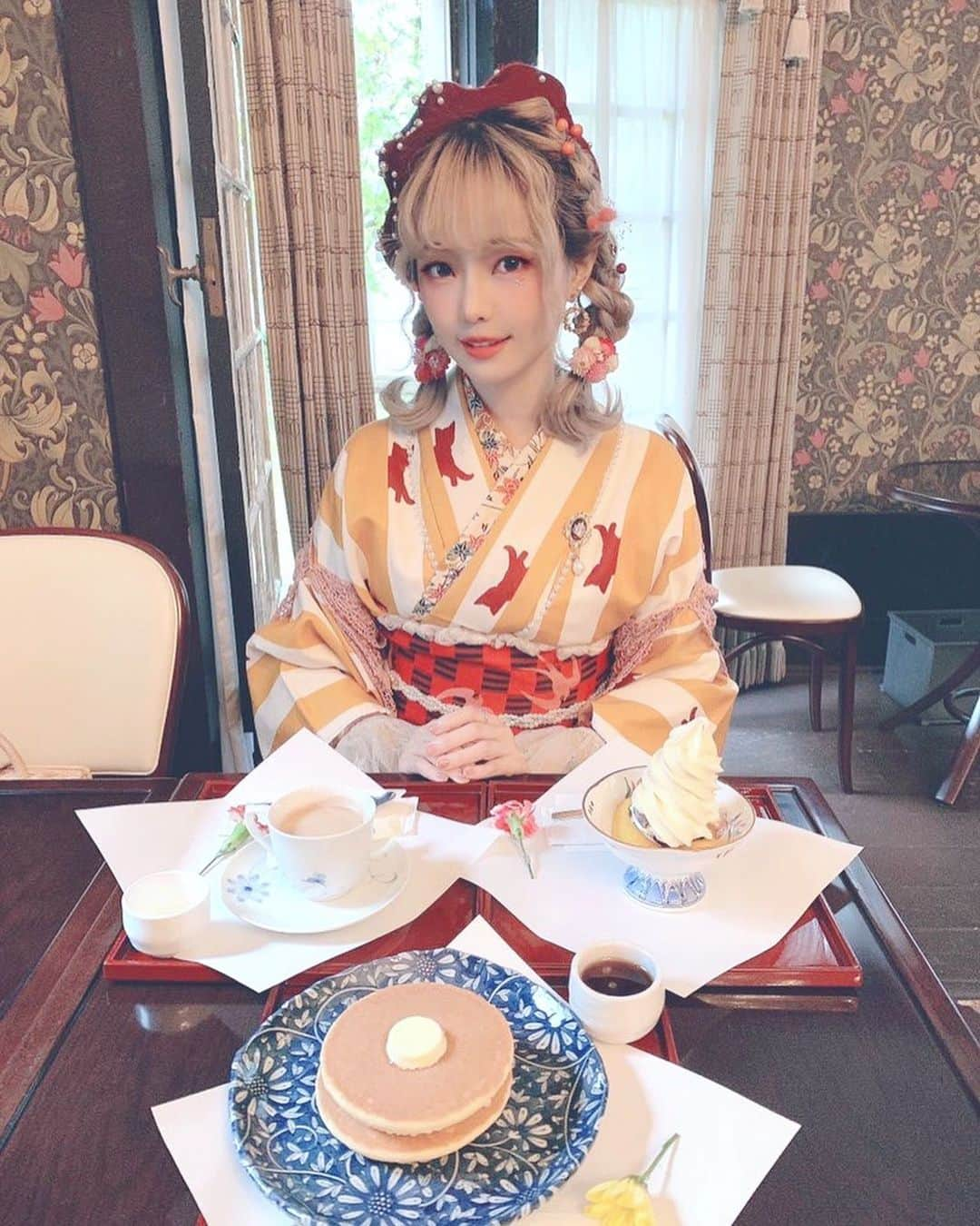 Elyさんのインスタグラム写真 - (ElyInstagram)「Lovely teatime ✨ おやつの時間✨ 意外到訪了好吃升天下午茶✨  #elycosplay #dailyely #elydaily #blessed #ネコ柄 #retrostyle #retro #着物 #レトロ #teatime #おやつ」10月22日 19時32分 - eeelyeee