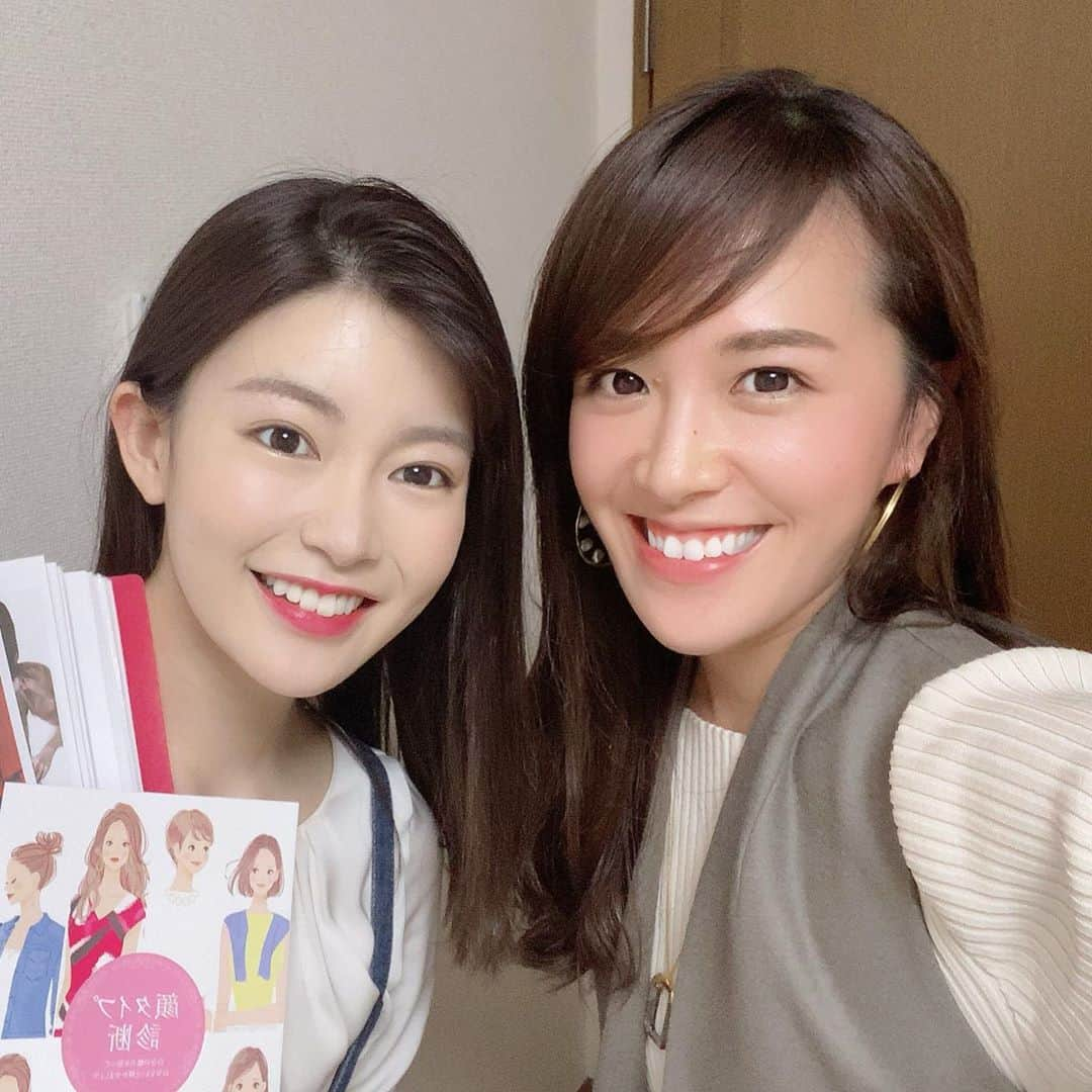 堤友香さんのインスタグラム写真 - (堤友香Instagram)「. セントフォース スプラウトの 岡町綾乃ちゃん @ayano19fashion の顔タイプ診断を させていただきました〜📝  カジュアルなデニムのワンピで 来ていた綾乃ちゃん😊  綾乃ちゃんのこのキリッと強い瞳✨ そして顔のバランスを実際に計算すると、、、 カジュアルとは反対の結果が出ました〜🤣  結果をもとに、 前髪をおろしていたけど かきあげて流してもらいました💇‍♀️ 写真の通りですが めちゃ似合うー❣️❣️  そのほかに 似合うお洋服のテイスト、柄、 アクセサリーを提案させていただきました☺️  綾乃ちゃんのキリッと強い瞳は 本当に魅力的✨  私もそうでしたが、 顔タイプ診断を受けると 気にしていた部分が 実は長所になるんだと 自信を持てるようになります💪  「似合うものが分かり、 今朝のお洋服選び楽しかったです〜」 と早速連絡をくれた綾乃ちゃん😭  礼儀正しくて、明るくて、素敵な子です💗  顔タイプ診断に関するDMを多数いただいています。ありがとうございます🙇‍♀️  #顔タイプ診断 #顔タイプ #顔タイプキュート #イメージコンサルタント #セントフォース #アナウンサー #アナウンサー衣装 #アナウンサー志望  #顔タイプ診断東京 #パーソナルカラー診断 #パーソナルカラー診断東京 #骨格診断東京 #メイクレッスン #メイクレッスン東京」10月22日 19時26分 - yuka_tsutsumi0605