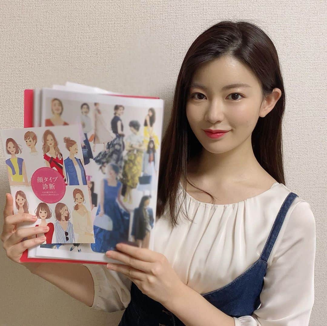 堤友香さんのインスタグラム写真 - (堤友香Instagram)「. セントフォース スプラウトの 岡町綾乃ちゃん @ayano19fashion の顔タイプ診断を させていただきました〜📝  カジュアルなデニムのワンピで 来ていた綾乃ちゃん😊  綾乃ちゃんのこのキリッと強い瞳✨ そして顔のバランスを実際に計算すると、、、 カジュアルとは反対の結果が出ました〜🤣  結果をもとに、 前髪をおろしていたけど かきあげて流してもらいました💇‍♀️ 写真の通りですが めちゃ似合うー❣️❣️  そのほかに 似合うお洋服のテイスト、柄、 アクセサリーを提案させていただきました☺️  綾乃ちゃんのキリッと強い瞳は 本当に魅力的✨  私もそうでしたが、 顔タイプ診断を受けると 気にしていた部分が 実は長所になるんだと 自信を持てるようになります💪  「似合うものが分かり、 今朝のお洋服選び楽しかったです〜」 と早速連絡をくれた綾乃ちゃん😭  礼儀正しくて、明るくて、素敵な子です💗  顔タイプ診断に関するDMを多数いただいています。ありがとうございます🙇‍♀️  #顔タイプ診断 #顔タイプ #顔タイプキュート #イメージコンサルタント #セントフォース #アナウンサー #アナウンサー衣装 #アナウンサー志望  #顔タイプ診断東京 #パーソナルカラー診断 #パーソナルカラー診断東京 #骨格診断東京 #メイクレッスン #メイクレッスン東京」10月22日 19時26分 - yuka_tsutsumi0605