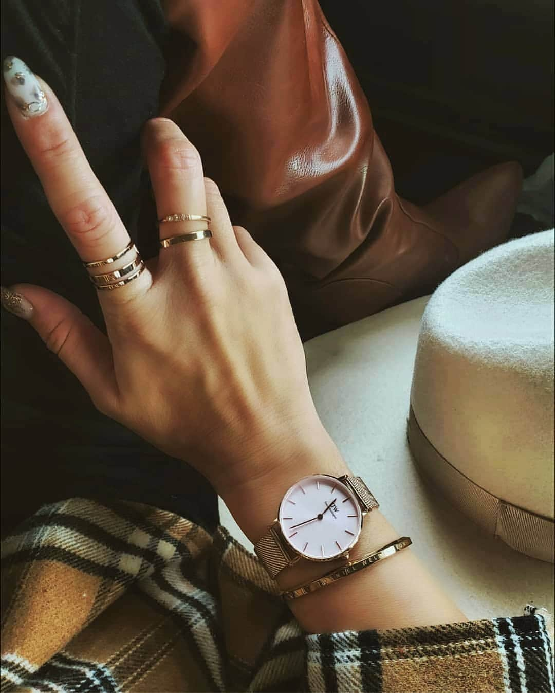 𝑵𝒐𝒓𝒊さんのインスタグラム写真 - (𝑵𝒐𝒓𝒊Instagram)「. . . @danielwellington の新作ジュエリーが可愛い😍 人差し指のリングが新作のものだけど 品よく見えるローズゴールドをGET💗 . . . 新作の時計との相性も良き💮💯 (📷2枚目みてね☝) 他にもたくさん可愛い新作ジュエリー出てたから チェックしてみて🎶 . . . . 肌がめっきり白くなっちゃったから 最近アクセサリーはゴールド選びがち💛 . . . . #danielwellington #jewelry #ring #rosegold #accessories #watch #fashion #instafashion  #autumnfashion #autumnstyle  #ダニエルウェリントン #ジュエリー #新作 #可愛い #リング #時計 #腕時計 #ゴールド #アクセサリー #DWピンクメッシュ #秋コーデ #ローズゴールド #ファッション #秋 #スタイル #チェックシャツ #プチプラ #大人可愛い  #大人カジュアル #コーディネート」10月22日 19時26分 - beachgirl0503