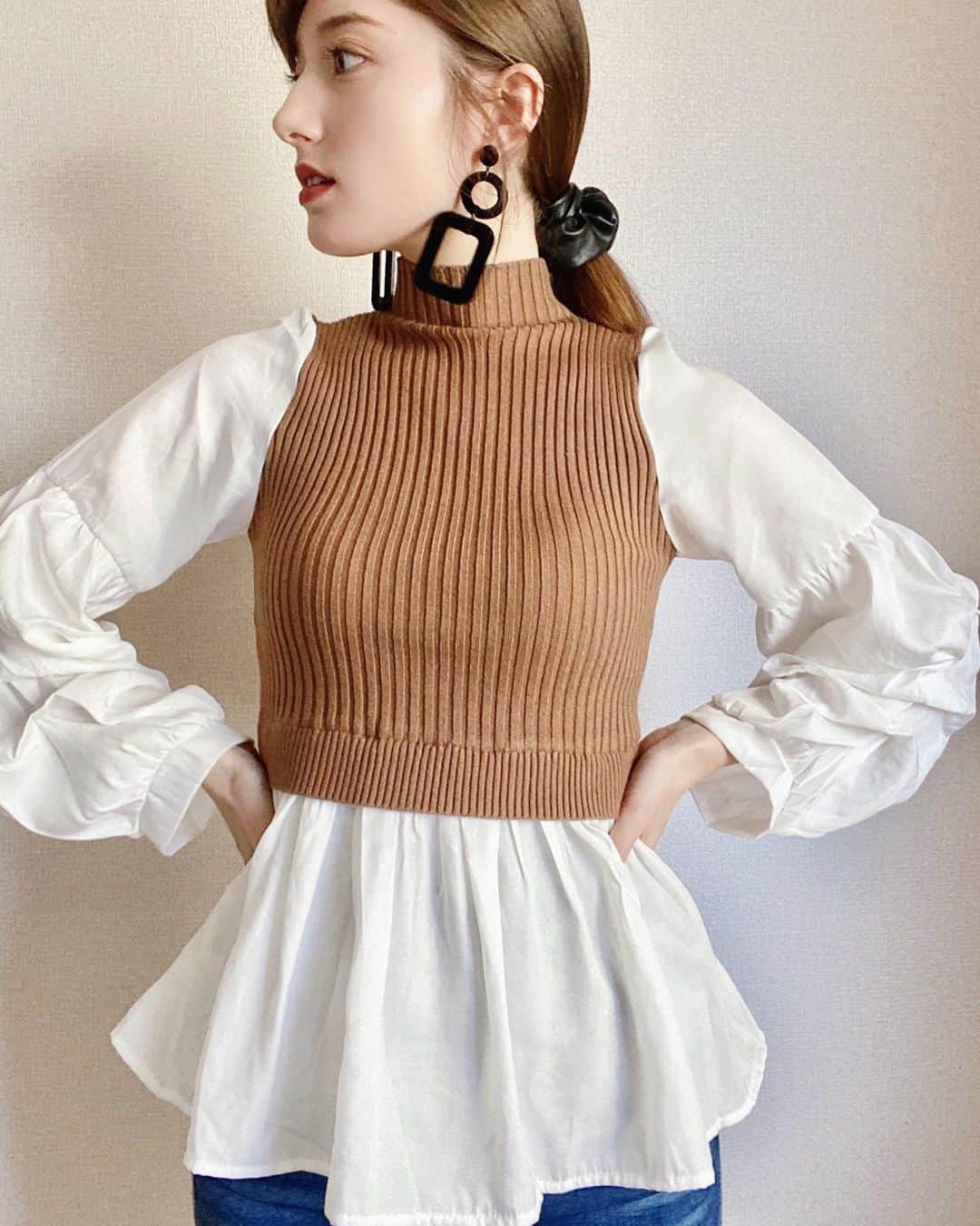ティファニー春香さんのインスタグラム写真 - (ティファニー春香Instagram)「. 私服コーデ🤎🍁 プチプラなのに高見えする @fifth_store のニット☺︎ 袖のボリューム感がとっても可愛い✨ デニムと合わせて綺麗めカジュアルに☺️ . #秋コーデ #ニット #コーデ #fifth #fifthtl #フィフス #ボリュームスリーブドッキングニット」10月22日 19時27分 - tiffanyharuka