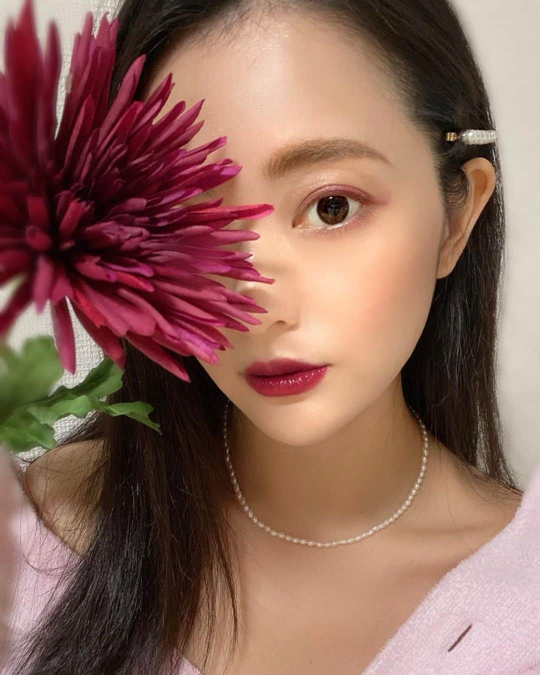 山口愛実のインスタグラム：「新しく色々とお勉強始めました 壁に突き当たったら出来ることをひとつひとつしっかり積み上げていく  WHOMEEのカラーマスカラが可愛すぎてたまらなかったので相性がそさそうなメイクを考えてみました  秋に楽しめる色って大好きです🦢  #36歳 #2歳児ママ #ママメイク  #アラフォー #ママモデル #美容 #アンチエイジング #スキンケア #美容好きさんとつながりたい #美容好きな人と繋がりたい  #コスメ好きさんと繋がりたい  #コスメすきな人と繋がりたい  #メイク #ヘアメイク #コスメ #コスメ紹介 #フーミー #カラーマスカラ #ヴィセ #キャンメイク #エテュセ #プチプラコスメ  #ブルベ」