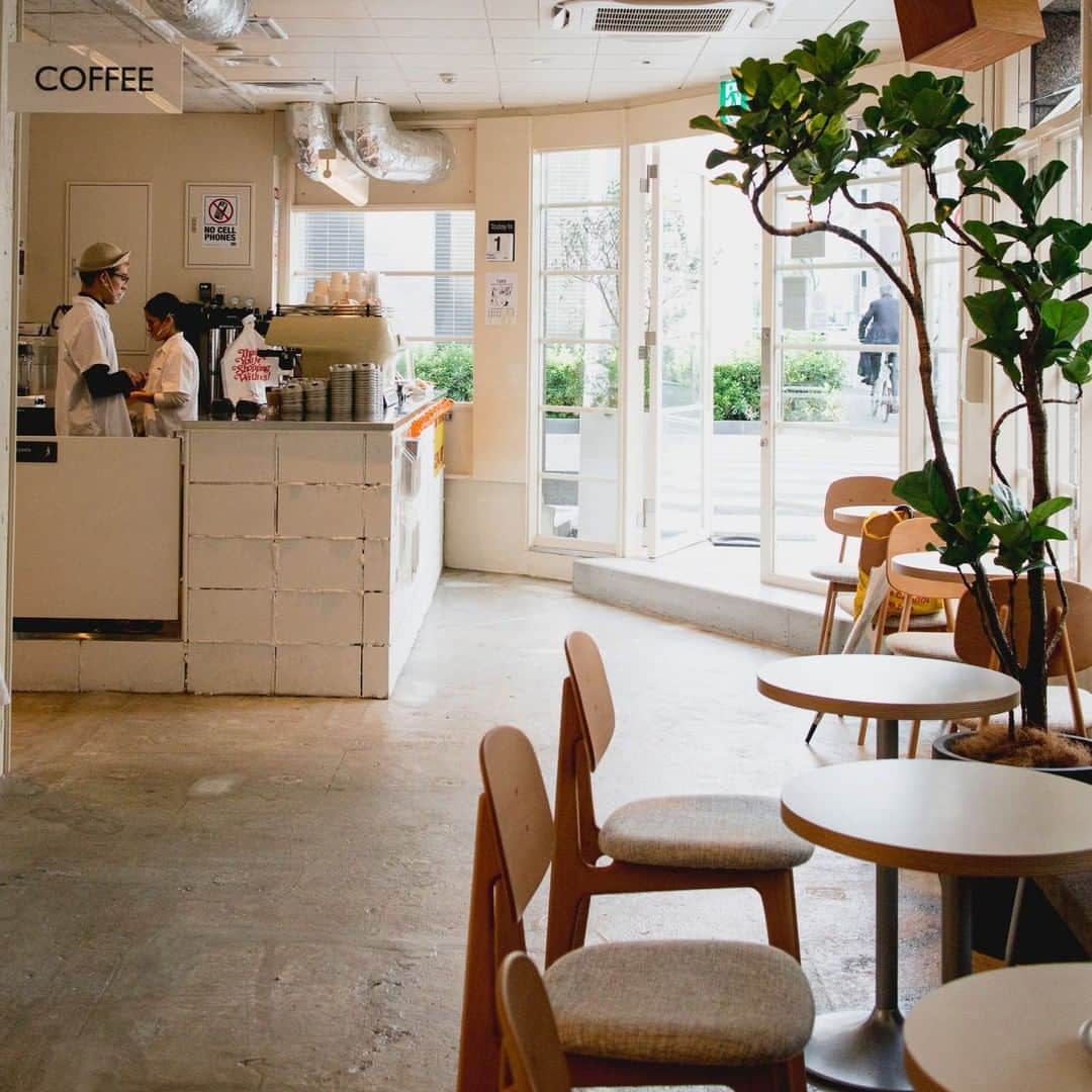 Fashionsnap.comさんのインスタグラム写真 - (Fashionsnap.comInstagram)「【ニューオープン】日本橋エリアにフードコート「カミサリー」がオープン！　出店店舗はNYスタイルのピザ専門店「ピザ スライス」、タコス専門店「北出食堂」、千駄ヶ谷のコーヒースタンド「ホテルドラッグス」の姉妹店「マインドスパ」、ベーカリー「チガヤ ベーカリー」、クラフトビールとサラダを提供する「アワークラフト」の5店舗。口コミ人気で9月のプレオープンから多くの来店客で賑わっています。 @pizza_slice_tokyo  @kitade_tacos_commissary  @hoteldrugs  @mindspainc  @chigaya_commissary @ourcraft.nihonbashi   ■カミサリー  住所：東京都中央区日本橋本町3-11-5 ※現金払い不可（完全キャッシュレスで運営）」10月22日 19時29分 - fashionsnapcom