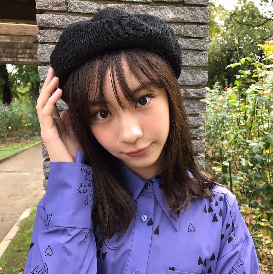 太田雫さんのインスタグラム写真 - (太田雫Instagram)「・ 正解発表〜! ・ 頭にベレー帽がくっつきました‼︎ ・ ・ 間違い探しにお付き合いいただきありがとうございます🙇‍♀️ ・ 実はこの写真撮ってる時に、お母さんが、 「なんか帽子がおかしいな~」 と思ってたらしく、後で帽子を見たら表と裏逆でした🤣 ・ このベレー帽は、またまたお母さんのおさがりです☺︎ #ニコラ#太田雫 #間違い探し#正解発表#ベレー帽#béret#ootd#帽子#表裏逆#おさがり#お母さん#お母さんのおさがり#mother」10月22日 19時30分 - _shizukuota
