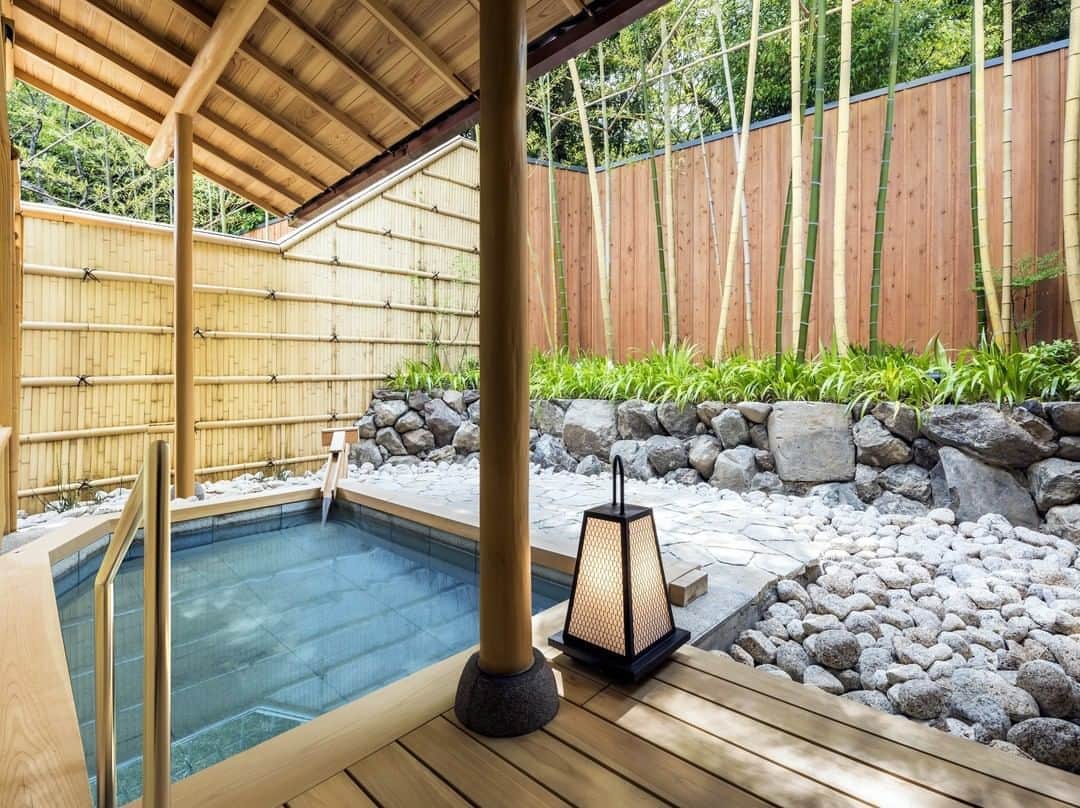 Relux | リラックスさんのインスタグラム写真 - (Relux | リラックスInstagram)「【京都の歴史に育まれた、美しさのあるホテル🍁】  時代を超えて愛され続ける景勝地・京都嵐山 これから訪れる冬には白銀の雪景色をお楽しみいただけることでしょう。  モダンなデザインの客室は全部で39室。 天然の嵐山温泉が堪能できる露天風呂付きのお部屋もご用意がございます。  歴史的建造物を活かしたレストランや、伝統と現代が混ざり合った日本庭園など、 ここでしか味わうことのできない空間がたくさん。  嵐山の四季折々の風景とともに、特別な体験をご提供します。   ------------------------------------------------ 📍翠嵐 ラグジュアリーコレクションホテル 京都 / 京都府 ------------------------------------------------  気になる宿の詳細は、Relux公式HPまたは、便利なReluxアプリからご確認ください🔎   #翠嵐ラグジュアリーコレクションホテル京都 #京都府 #京都ホテル #京都観光 #京都旅行 #嵐山 #渡月橋 #ラグジュアリーコレクション #翠嵐 #京都が好き  #国内旅行 #週末旅 #週末旅行 #大人の休日 #記念日旅行 #誕生日旅行 #温泉旅行 #旅館 #温泉旅館 #ホテル #ラグジュアリーホテル #リゾート #リゾートホテル #旅スタグラム #旅行好きな人と繋がりたい #unknownjapan #japantravelphoto」10月22日 19時30分 - relux_jp