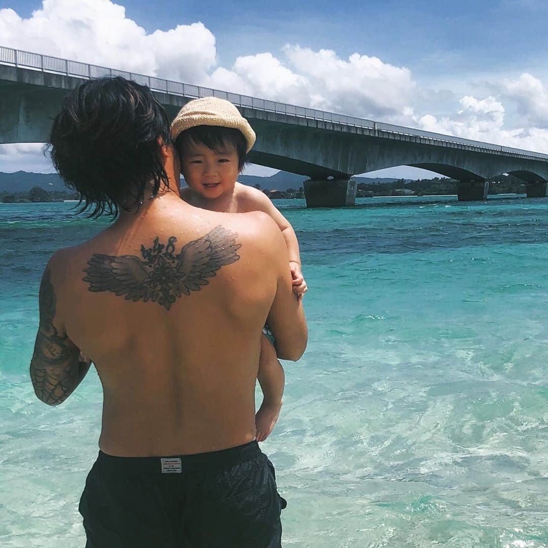 yoshiyaのインスタグラム：「2020/10/22☁️  ㅤㅤㅤㅤㅤㅤㅤㅤ 夏の日の2020🏝  ㅤㅤㅤㅤㅤㅤㅤㅤ 何歳まで抱っこして写真撮れるだろうか👶🏽  ㅤㅤㅤㅤㅤㅤㅤㅤ #沖縄 #抱っこ #パパコーデ」