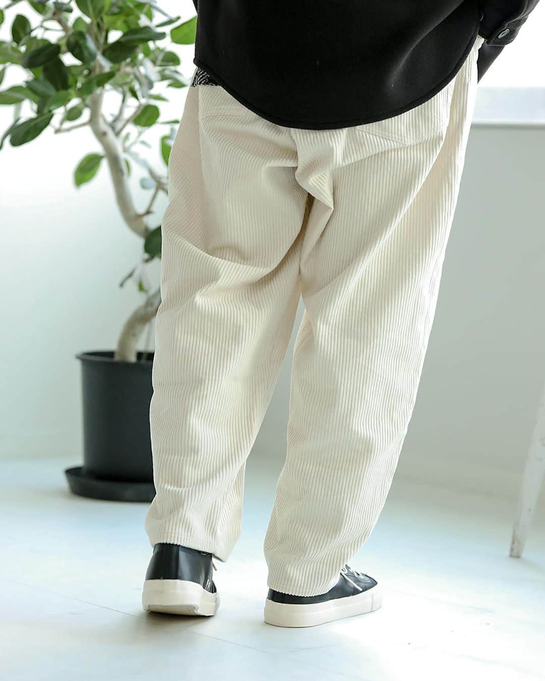 JOURNAL STANDARDさんのインスタグラム写真 - (JOURNAL STANDARDInstagram)「〈 #JSでしか買えないモノ〉﻿ 寒くなってきた今だからこそ選びたい！﻿ 「温かさ」と「快適さ」を兼ね備えた厳選ウェア﻿ ﻿ 人気のバルーンパンツから、﻿ 太畝コーデュロイを使用したモデルがリリース！﻿ 足元がすっきり見えるワイドテーパードシルエットです。﻿ ﻿ ■バルーン 太畝コーデュロイ パンツ﻿ NO.20030600217030﻿ ¥7,500+TAX ﻿ ﻿ 防寒だけではない、お洒落なウェアをぜひ、﻿ お近くの店舗でお試しくださいませ。﻿ ﻿ 【入荷店】﻿ JOURNAL STANDARD Men's 店舗﻿ ベイクルーズストア﻿ ※商品のお問い合わせに関しましては、﻿ お近くの展開店舗までお申し付けくださいませ。﻿ ﻿ -------------------------------﻿ ﻿ 【Follow Me !!!】﻿ JOURNAL STANDARD 一部店舗にて﻿ オフィシャルinstagram 日々更新中‼︎﻿ ﻿ -------------------------------﻿ ﻿ @baycrews﻿ ﻿ #journalstandard﻿ #baycrews﻿ #fashion﻿ #20aw﻿ #mens ﻿ #ジャーナルスタンダード﻿ #ベイクルーズ﻿ #コーデュロイ﻿ #パンツ﻿ #corduroy﻿ #秋コーデ﻿ #秋スタイリング」10月22日 19時32分 - journalstandard.jp