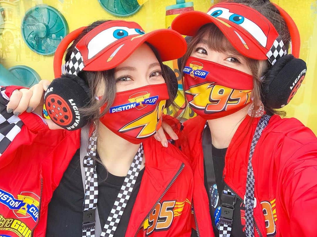 Kanaのインスタグラム：「ㅤ ㅤ 載せたい写真がたくさんだから 今日は2投稿しちゃう✌🏻❤️ ㅤ ㅤ ちょっっと違うやつだけど さっきさきもこの自撮り載せてたな🚗🏁⚡️❤️ ㅤ ㅤ ㅤ ㅤ ㅤ ㅤ ㅤ #saki__kana ㅤ #kana_disney ㅤ ㅤㅤ #東京ディズニーリゾート #東京ディズニーランド #ディズニーランド #トゥーンタウン #カーズ #マックィーン #マックィーンコーデ #ディズニーコーデ #ピクサー #tokyodisneyresort #tdr #tokyodisneyland #tdl #toontown #cars #lightningmcqueen #mcqueen #pixar #disneyland」