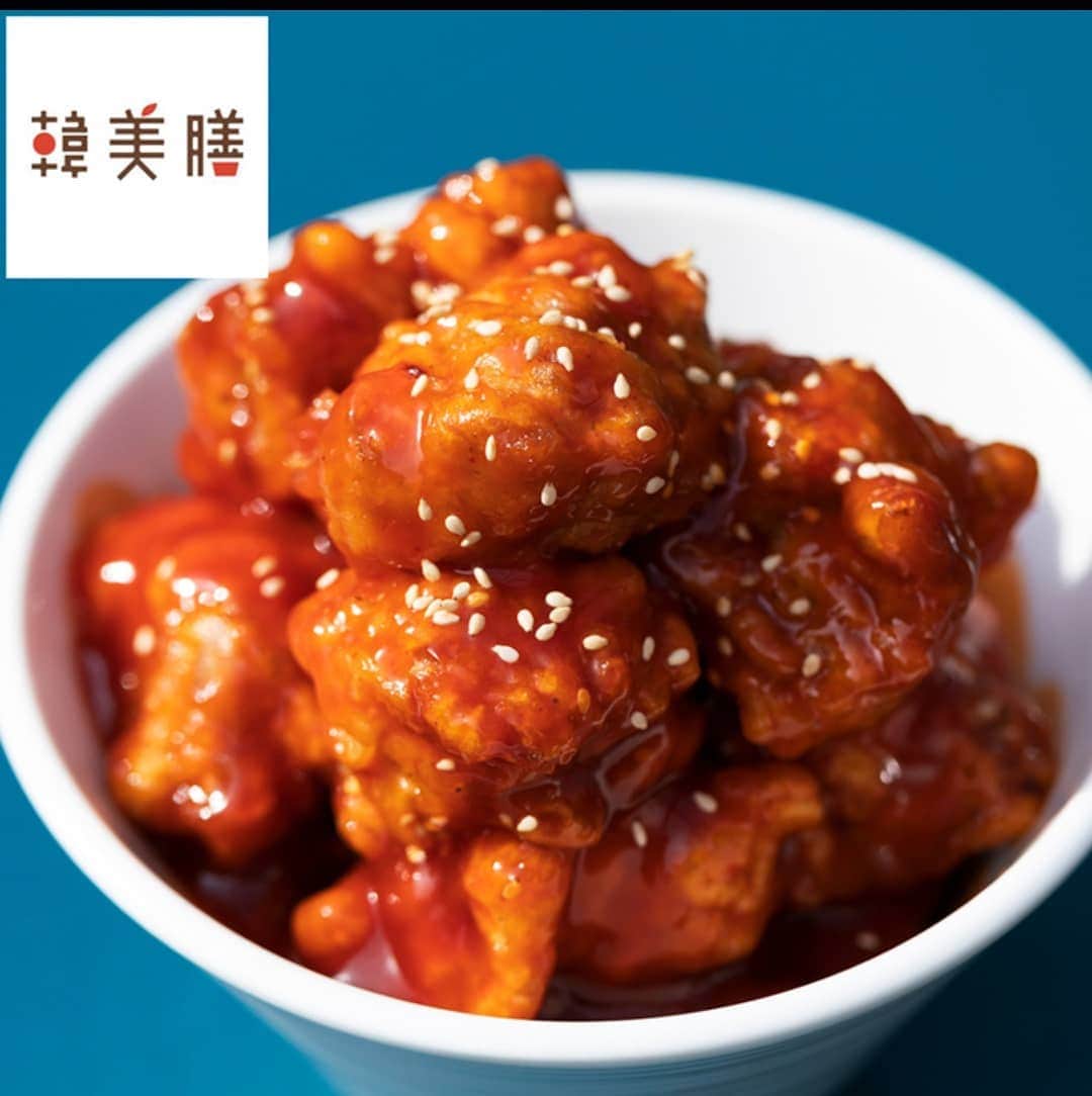 Oggi編集部さんのインスタグラム写真 - (Oggi編集部Instagram)「本格韓国料理をOggi Parkで！今週末はヘルシー韓国料理の『韓美膳』が特別出店！韓美膳は「心も体も美しくなる」がコンセプトで、野菜やお肉をたっぷり使ったメニューが楽しめるんです。Oggi Parkイチオシは『ヤンニョムチキン』と『海鮮チヂミ』！ヤンニョムチキンは見た目は真っ赤ですが、甘辛い味で後を引く美味しさ！甘辛ソースとサクサクの衣が大人気なんです♡ 海鮮チヂミは魚介のうまみが詰まったもちもちの生地に、イカやニラ、玉ねぎなど具材が大きくてたっぷりなのがうれしい！ ソウルの屋台に来た気分で、韓国のお酒、マッコリも一緒に楽しむのも◎  #oggipark #Oggi #オッジ #日本橋三越本店  #韓国料理 #ヤンニョムチキン #チヂミ #韓国料理好き #マッコリ #マッコリ好き #日本橋グルメ #グルメ #日本橋ランチ #日本橋カフェ #東京 #ルーフトップ #公園 #nihombashi #イベント好き」10月22日 19時34分 - oggi_mag