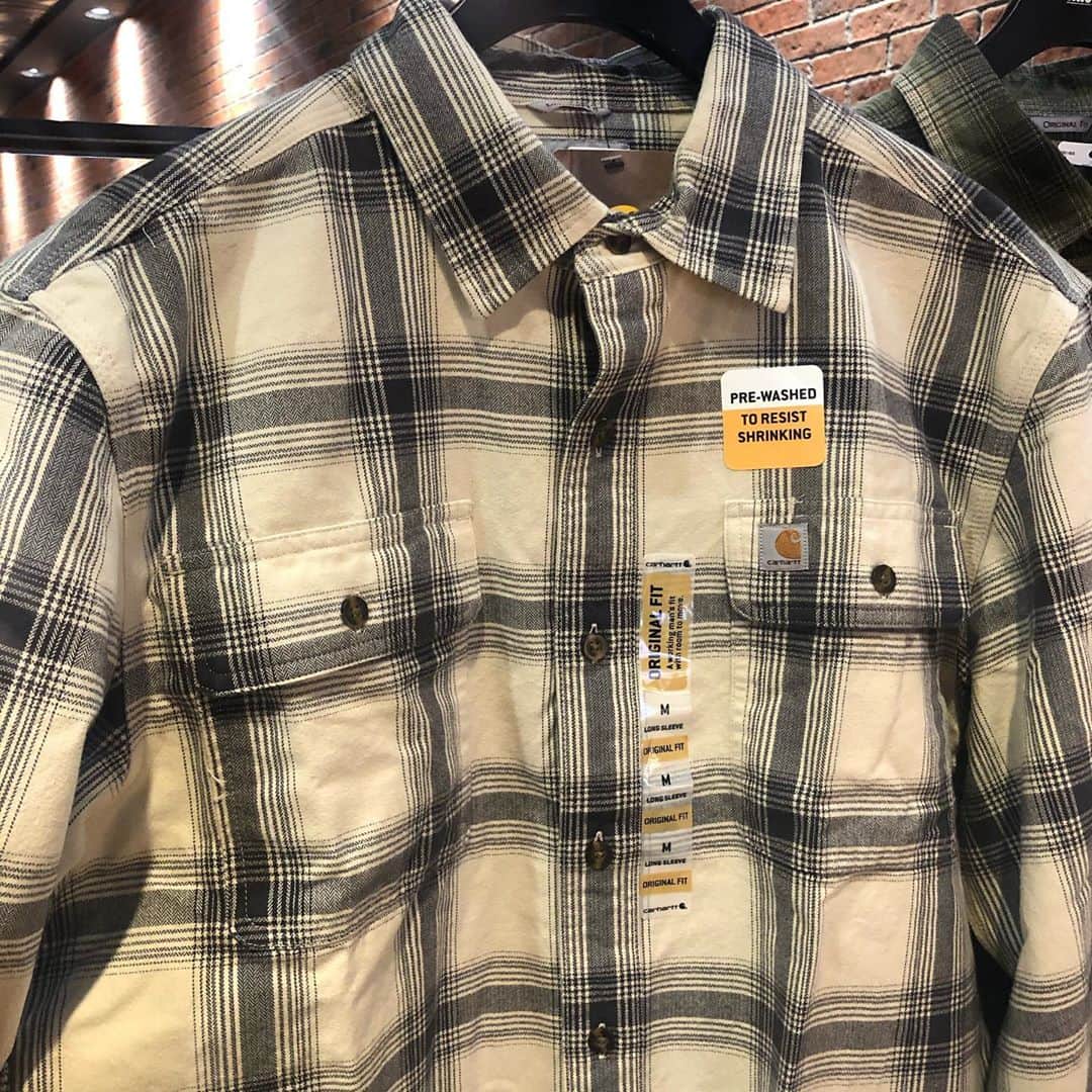 GROW AROUNDさんのインスタグラム写真 - (GROW AROUNDInstagram)「⚒CARHARTT⚒ . . ORIGINAL FIT FLANNEL SHIRTSが入荷しました‼️‼️ . 大きめな作りで、 中にフードを着ても窮屈にならない作りとなっています👔 . 生地は分厚く、 今の季節に重宝すること間違いなしです‼️‼️ . 是非店頭にてご試着してみて下さい。 . ¥8,800- (tax in) . . #carhartt #carharttworkwear #flannelshirt #growaround #growaroundbayside #growaroundyokohama #growaroundnewarrivals」10月22日 19時36分 - growaround
