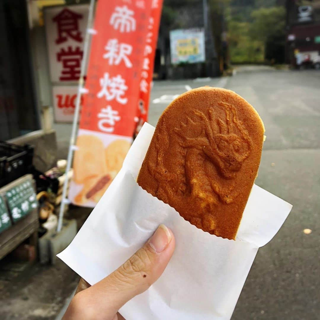 古田ちさこさんのインスタグラム写真 - (古田ちさこInstagram)「😋😋😋﻿ ﻿ 帝釈峡行ったら食べてね❗️帝釈焼き❗️﻿ 粒あんとカスタードがあります😛﻿ ﻿ 神龍湖にちなんだと思われる龍がポイント🐲﻿ ﻿ ふるさと産品直売所で買えます🏘﻿ このお店にいる猫が甘えんぼで可愛かった…🐈💕﻿ ムカゴ買えば良かったなって今後悔中🌀 後ろのアイスクリームケースの隣にはなんと、、 オオサンショウウオがいるよ❗️🦎✨✨✨  ﻿ みんなはこういうのなんて言う？？﻿ 二重焼き？大判焼き？回転焼き？？﻿ ﻿ 私は関東出身だからか今川焼きです♨️﻿ ﻿ #帝釈峡#神石高原町#神石高原#神石高原町 #女子旅#girlstrip#shorttrip#ドライブデート﻿ #portrait#ポートレート#ポートレート撮影﻿ #ポトレ#ポートレートモデル#広島#hiroshima #広島観光#広島グルメ#広島スイーツ#広島旅行」10月22日 19時36分 - chisakofuruta