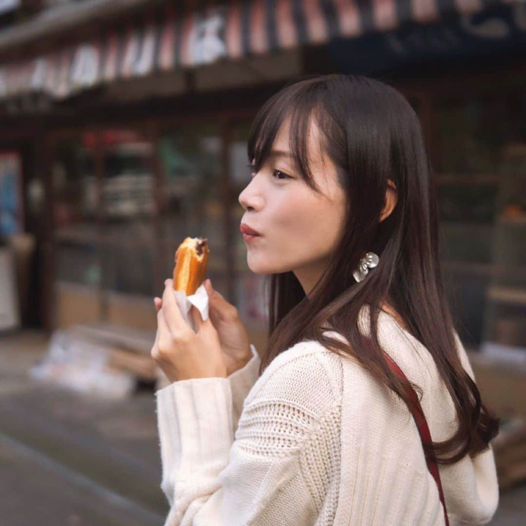 古田ちさこさんのインスタグラム写真 - (古田ちさこInstagram)「😋😋😋﻿ ﻿ 帝釈峡行ったら食べてね❗️帝釈焼き❗️﻿ 粒あんとカスタードがあります😛﻿ ﻿ 神龍湖にちなんだと思われる龍がポイント🐲﻿ ﻿ ふるさと産品直売所で買えます🏘﻿ このお店にいる猫が甘えんぼで可愛かった…🐈💕﻿ ムカゴ買えば良かったなって今後悔中🌀 後ろのアイスクリームケースの隣にはなんと、、 オオサンショウウオがいるよ❗️🦎✨✨✨  ﻿ みんなはこういうのなんて言う？？﻿ 二重焼き？大判焼き？回転焼き？？﻿ ﻿ 私は関東出身だからか今川焼きです♨️﻿ ﻿ #帝釈峡#神石高原町#神石高原#神石高原町 #女子旅#girlstrip#shorttrip#ドライブデート﻿ #portrait#ポートレート#ポートレート撮影﻿ #ポトレ#ポートレートモデル#広島#hiroshima #広島観光#広島グルメ#広島スイーツ#広島旅行」10月22日 19時36分 - chisakofuruta