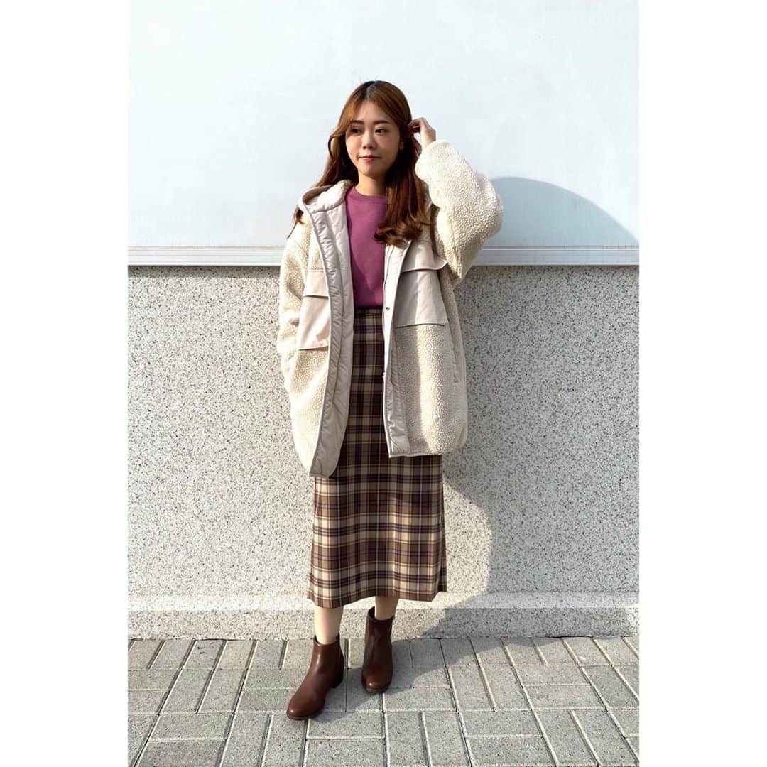 GU TAIWANさんのインスタグラム写真 - (GU TAIWANInstagram)「男裝的鋪棉外套也太可愛了🥰還能與男友一起穿，真方便💛  時尚顧問大好評推薦單品💁‍♀ ———————————— ☑︎ 男裝雙面可穿鋪棉連帽大衣NT ☑︎ 女裝休閒上衣(長袖) ☑︎ 女裝格紋合身裙 ———————————— 🔹更多時尚顧問穿搭，請點👉 @gutw_osharista - #GUTaiwan #weartokyonow #時尚顧問 #GU時尚顧問 #穿搭 #穿搭分享 #穿搭技巧 #Osharista #Fashion #OOTD #Oversize #大衣 #外套 #裙  #gustyle #girlstyle #穿搭 #上班穿搭 #女孩穿搭 #女友穿搭 #約會穿搭 #秋冬穿搭 #秋季穿搭」10月22日 19時38分 - gu_taiwan