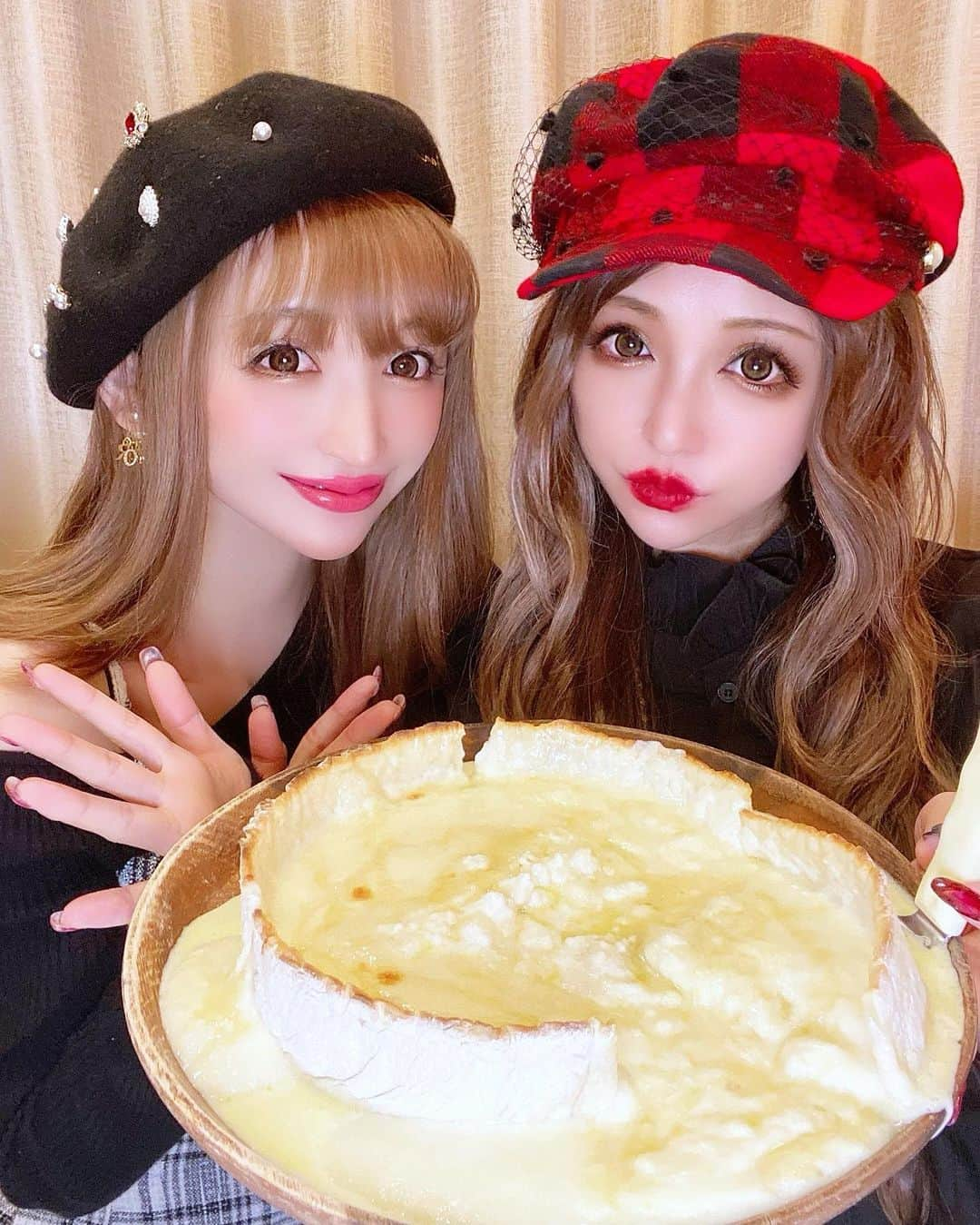 真優川咲さんのインスタグラム写真 - (真優川咲Instagram)「#🇮🇹#🍕#🧀#👒 ✨ ꙳ りなちゃんと💗 #シカゴピザ #デート 💗💗 #チーズ好きにはたまらない ..🤤 他の料理も うまうまでした 🐎🍽💖 ꙳ そのあと#映画 #ミッドナイトスワン を見て まさかの号泣 😭ww 色々考えされました ..🥺💫✨ ꙳ ちな、 この日のコーデは ALL @duras_official💖 今時期にぴったり🧶💖 #可愛すぎ てお気に入り#コーデ 🎶💖  #happy #love  #咲コーデ💋」10月22日 19時41分 - saki_411