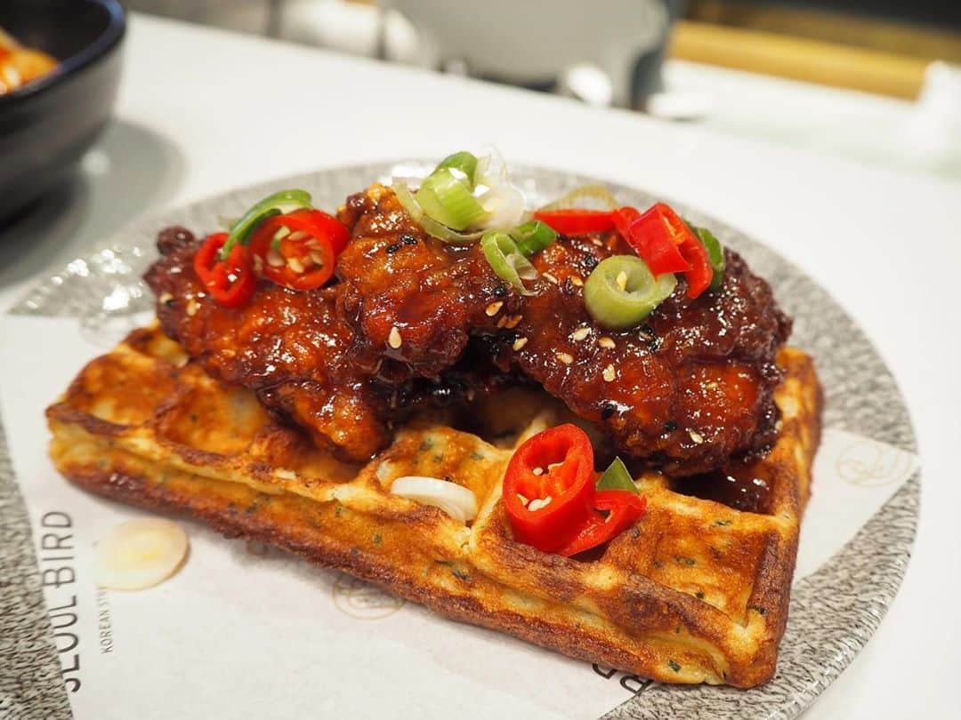 Eat With Steph & Coのインスタグラム：「Finger linkin’ Korean Fried Chicken @seoulbirduk. Cheeeesy, savoury waffle with Korean Fried Chicken 🐥. 🙌🏻 #invite 📷: @mchan4b  Location: White City  Price: £8-12 Cuisine: Korean with American styles Best for: casual eats and fried chicken cravings  Top dish: Korean fried chicken burger (although defo recommend the Waffle & Iced tea pouches!) Book ahead: No (food court) Vegan/Veggie: wouldn’t go for Veg options!」