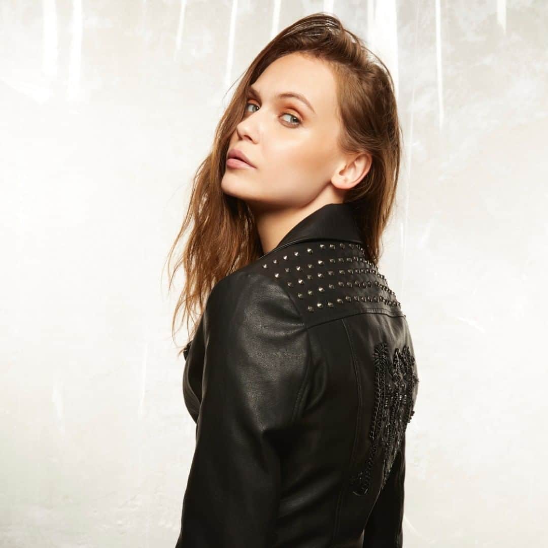 メットのインスタグラム：「Game face on. Wear the Met F/W 20-21 Collection.   #ILoveMet #FW2021 #WomanCollection #BreakTheRules」
