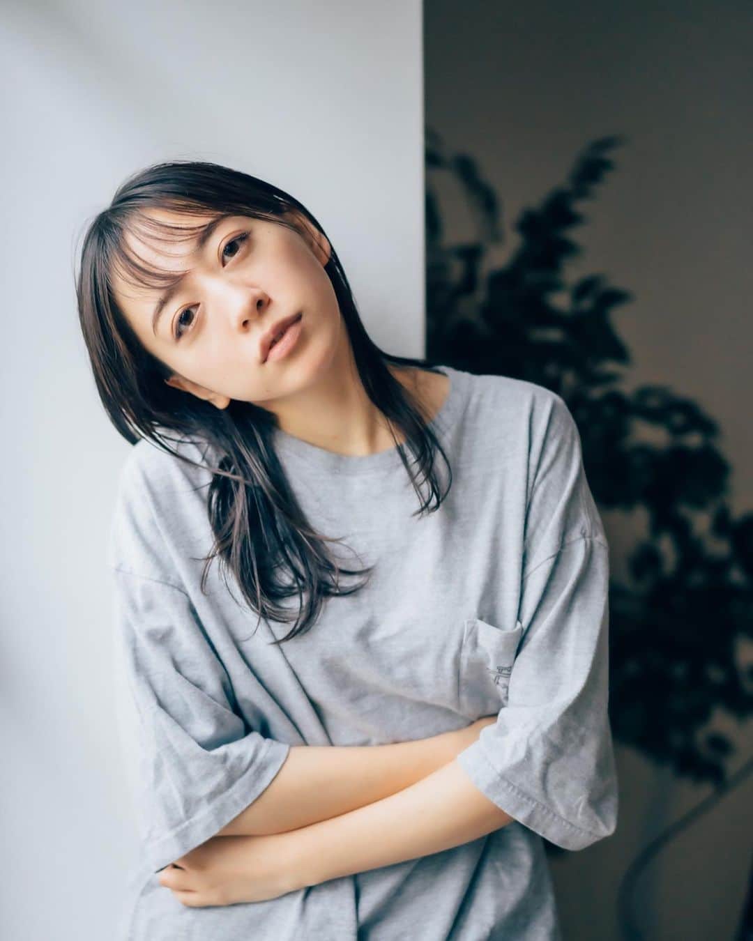 井元麻帆のインスタグラム：「📸✨ 髪伸びたね。 photography: @yasu_weddingphotography  @tomoyasu.ohno #撮影 #ハウススタジオ #部屋着 #フリーランスモデル #model」
