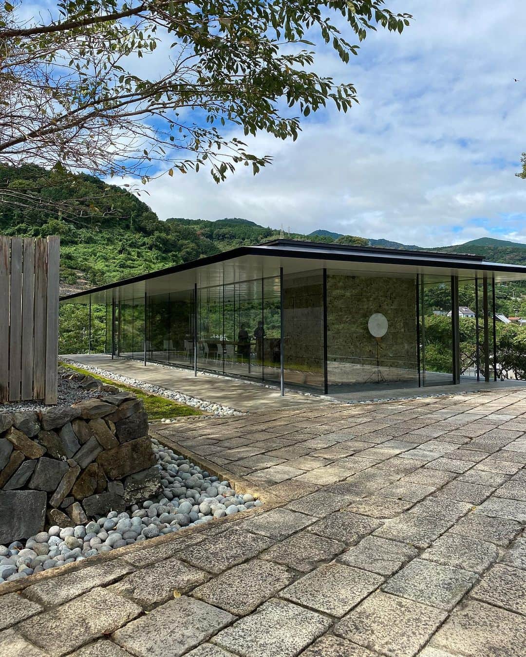 のインスタグラム：「ㅤㅤㅤ 美術とか建築とか全然詳しくないけど、 美術館に行くのとか素敵な建築物を観るのはすき♡ 開放的で良いところでした🌳 . #小田原 #江之浦測候所」