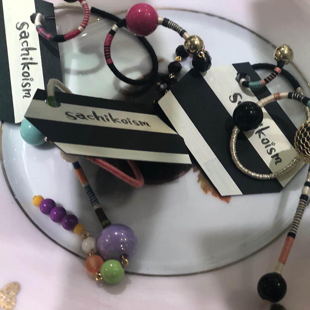 タピエスタイルさんのインスタグラム写真 - (タピエスタイルInstagram)「お洒落通人とアート女子のなかだけで知られている京都ブランド「サチコイズム」 五条の歴史的建造物にあるアトリエで制作されています。 しなやかなフリンジの糸はオリジナルで染め上げられ 長いフリンジも女性を最も美しく見せるバランスを計算して。 しかし作者は多くを語らない。 でもずっとコアなファンに支えられている  そんな正にアートなブランドが京都には存在します。 京都伊勢丹初登場です！ ぜひこの機会に暮らしにとりいれて、 体験してみてください。  今回のテーマは「暮らしの中にある美こそアート」です。 家で過ごす時間の多くなった生活、 改めて快適な住まいについて想いを馳せる時間も増えました。 くらしの主役であるひとの装いも、空間の中のもっとも重要な美の要素。  アクセサリーだけでなく暮らしを楽しくしてくれる 陶器やオブジェも会場を楽しく彩ります。 会場に訪れて良かった。 楽しかった。 おしゃれのときめきを思い出した。 そう言ってもらえる空間にしたいと思います。  くらしの装身具店 会期：2020年10月15日（木）～10月27日（火） 時間：10:00〜20:00 場所：ジェイアール京都伊勢丹 5F スタンダード&モダンSPOT  #tapiestyle #タピエスタイル  #handmadeaccessory  #ハンドメイドアクセサリー  #handmadepierce #handmadeearrings  #ハンドメイドピアス #ハンドメイドイヤリング  #fallwinter2020  #秋冬アクセサリー  #fashion #fashionstyle  #isetan #京都駅 #ジェイアール京都伊勢丹 #京都伊勢丹  #くらしの装身具店」10月22日 20時06分 - tapiestyle