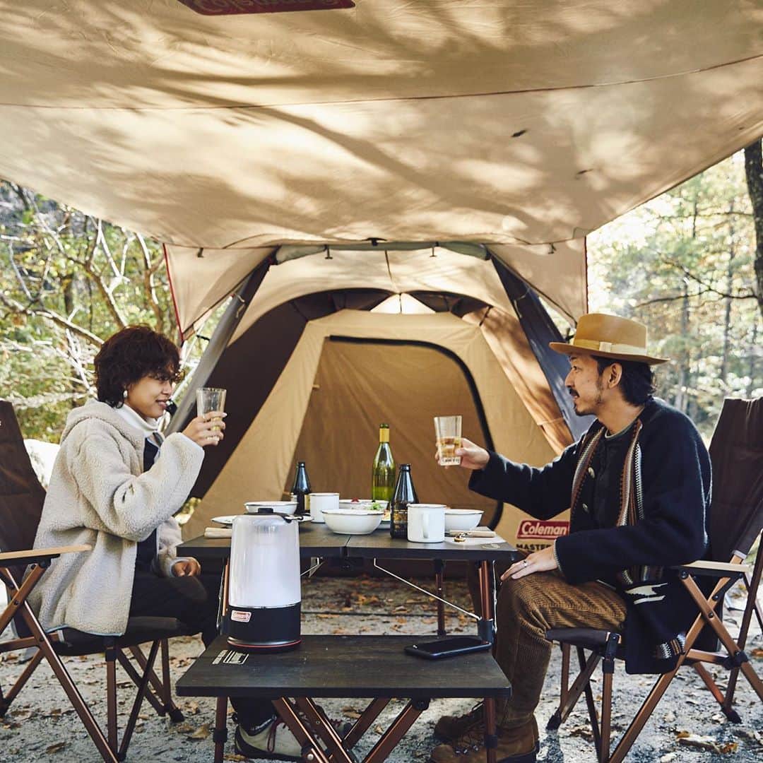 Coleman Japanのインスタグラム：「【開放感と居住空間を同時に⛺️】  ドームテントにヘキサタープの機能を一体型させたオールシーズン快適2ルームテント「4Ｓワイド2エアリウム」。 ・ 開放的なリビングが作れるテントで、秋キャンプ🍁を楽しもう。 ・ ・ ・ #灯そうColeman #灯そうコールマン #灯そう #Coleman #コールマン #Camp #キャンプ #Outdoor #アウトドア #Tent #テント #コールマンテント #ウェザーマスター #マスターシリーズ #4Sワイド2エアリウム #秋キャンプ」