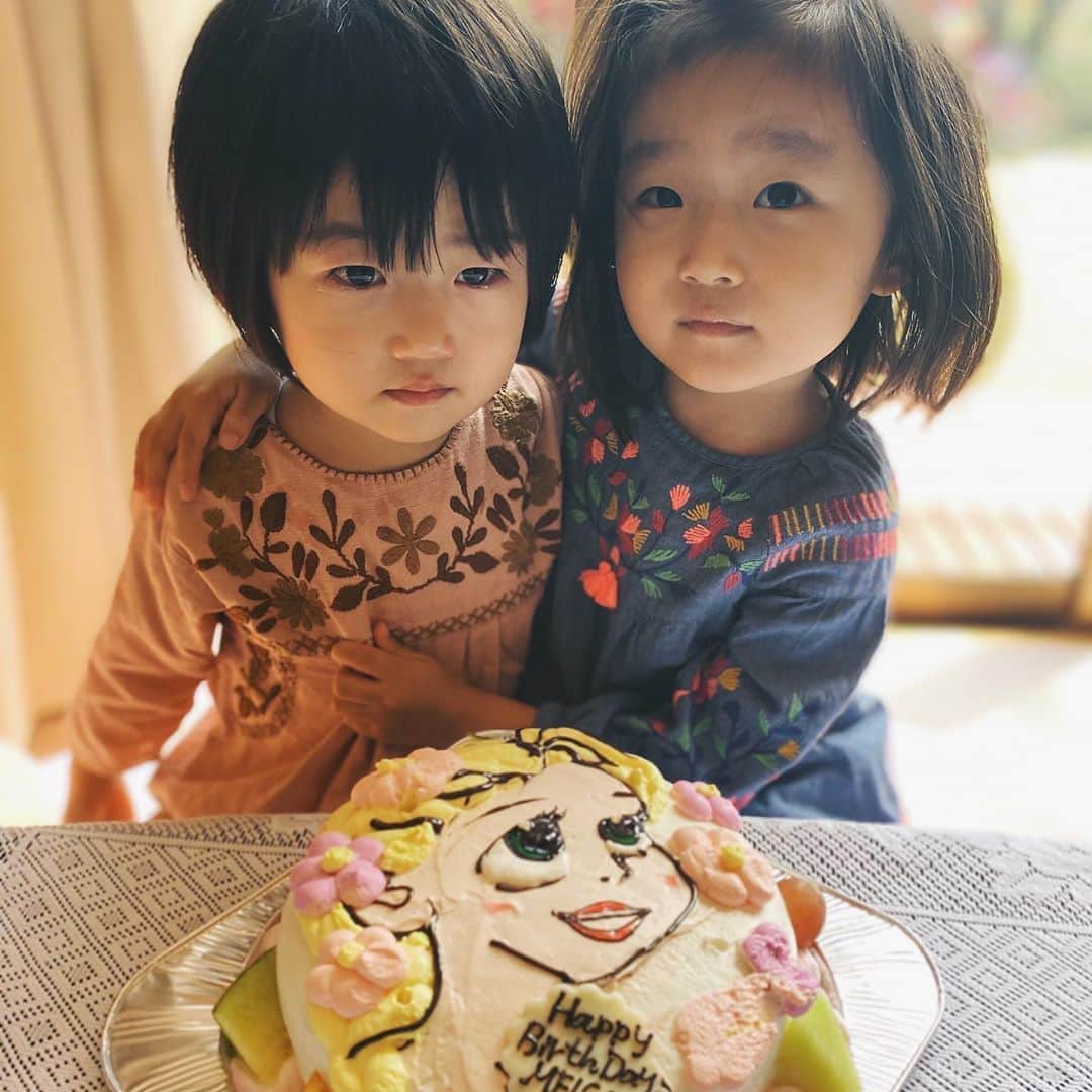 美生さんのインスタグラム写真 - (美生Instagram)「#次女﻿ ﻿ ﻿ マイペースな次女🐼﻿ お散歩中もクセ強め🧒🏻﻿ ﻿ ねぇねのお誕生日は﻿ 大暴れしてケンカして泣いたけど﻿ 最後はニコニコ👧🏻🧒🏻﻿ ﻿ いつまでも仲良くね♡﻿ ﻿ ﻿ ﻿」10月22日 20時07分 - miolly___