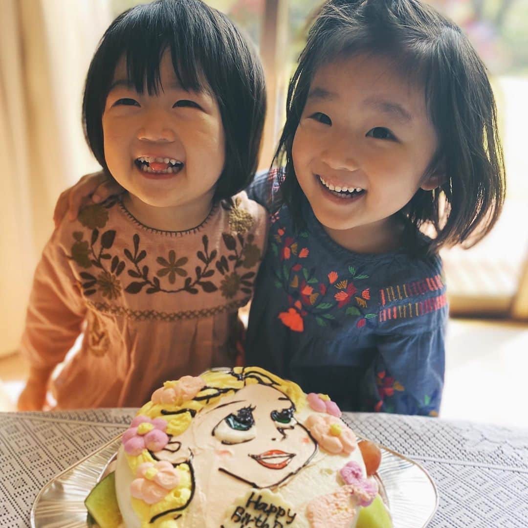 美生さんのインスタグラム写真 - (美生Instagram)「#次女﻿ ﻿ ﻿ マイペースな次女🐼﻿ お散歩中もクセ強め🧒🏻﻿ ﻿ ねぇねのお誕生日は﻿ 大暴れしてケンカして泣いたけど﻿ 最後はニコニコ👧🏻🧒🏻﻿ ﻿ いつまでも仲良くね♡﻿ ﻿ ﻿ ﻿」10月22日 20時07分 - miolly___