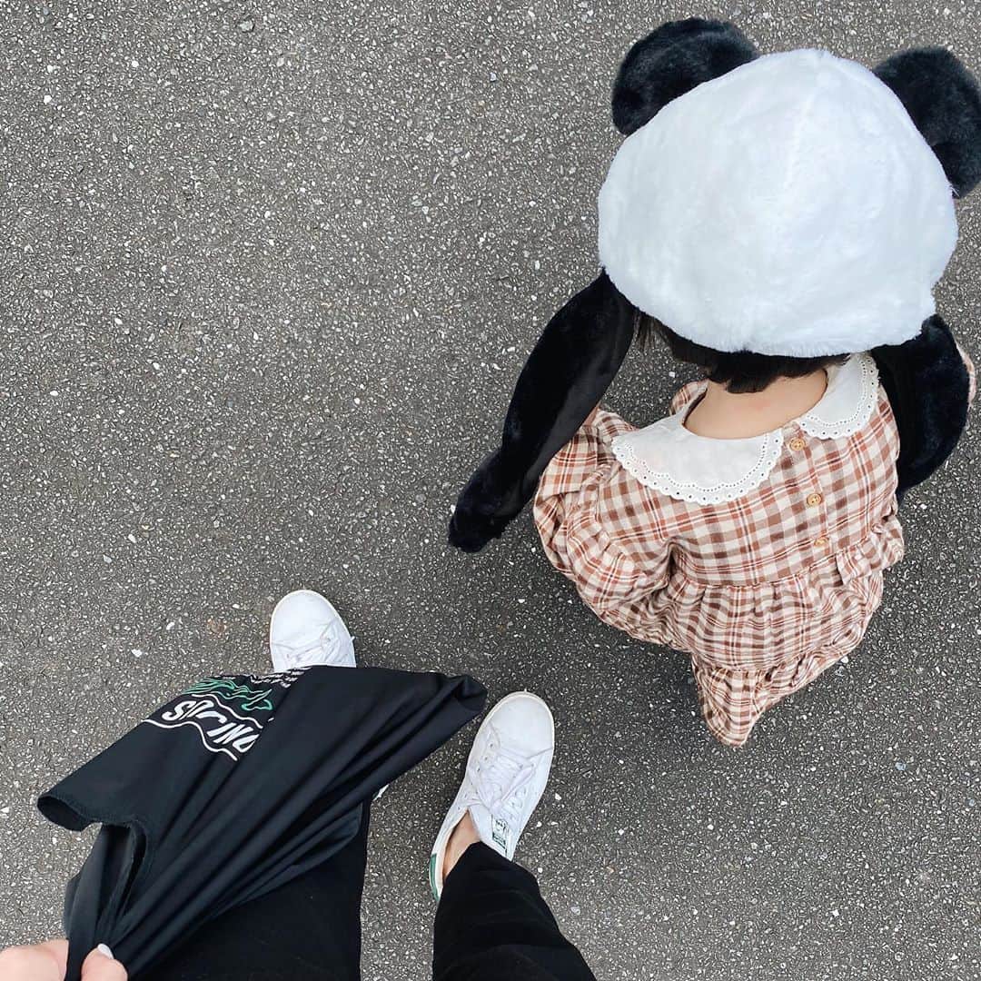 美生のインスタグラム：「#次女﻿ ﻿ ﻿ マイペースな次女🐼﻿ お散歩中もクセ強め🧒🏻﻿ ﻿ ねぇねのお誕生日は﻿ 大暴れしてケンカして泣いたけど﻿ 最後はニコニコ👧🏻🧒🏻﻿ ﻿ いつまでも仲良くね♡﻿ ﻿ ﻿ ﻿」