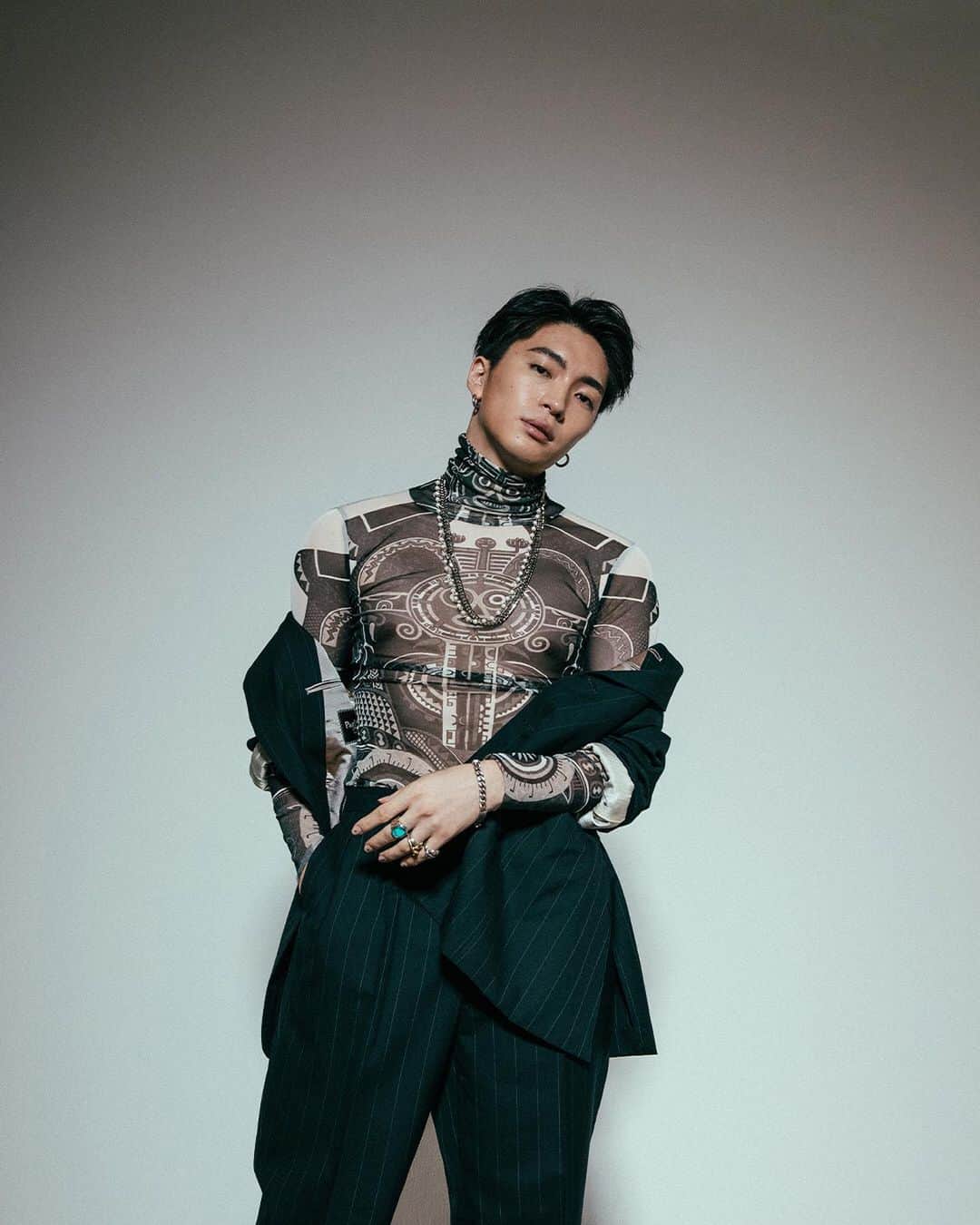 松下優也のインスタグラム：「この度J.E.T. MUSICと所属契約を交わし、“YOUYA”として新たな形で音楽活動を再開することになりました。  これまでとは違うさらに進化した姿をみなさんに見せていきますので、驚く心の準備をしていてください。  ややこしくて申し訳ありませんが、俳優・松下優也とは別の所属・マネージメントになるのでアーティスト・YOUYAは完全に別の動きになります。  J.E.T. MUSICはダンサーや振付師として長年お世話になってきたDAIKIくんが新たに設立した音楽レーベルです。  彼にとっても僕にとってもこれは人生を賭けた大きなプロジェクトです。  すでに国内・海外のたくさんの仲間を巻き込んで、仕掛ける準備は万端です。  これまで待っていてくれたファンのみんな、これから僕を知ることになる皆様、 今世界は大変な状況ですが常に前を向いて走り続けて、エンターテインメントのパワーを届けていけたらと思っていますので“YOUYA”を応援よろしくお願い致します！  YOUYA  YOUYA instagram: @youya_jetmusic  ＝＝＝＝＝＝＝＝＝＝＝＝＝＝＝＝＝＝＝＝＝＝＝＝＝＝＝＝＝＝＝  【J.E.T.】 Japanese / Joint / Juicy Entertainment To...  日本の / 共同の / 魅力的なエンターテインメントを...へ  これまで築き上げられてきた固定観念・常識を覆し、世界へ新しい体験を届けるべく私たちは株式会社J.E.T. を立ち上げました。 私たちは1トップではなく限りなくフラットなチームを作り、関わる全てのクリエイターにリスペクトを持ち、 全方向からエンターテインメントに革新を起こします。 そして“To”の矛先はまず音楽に向かいます。 J.E.T. MUSICは“アーティスト”を音楽・映像・ファッション・デジタルなどの クリエイティブを発信する“メディア”と捉えチームで作り上げていくレーベルです。  J.E.T. MUSIC/株式会社J.E.T. 代表取締役 DAIKI KIKUCHI @daikitheteam  J.E.T. MUSIC instagram: @j.e.t.music J.E.T. MUSIC official website: https://jetmusic-official.com/」