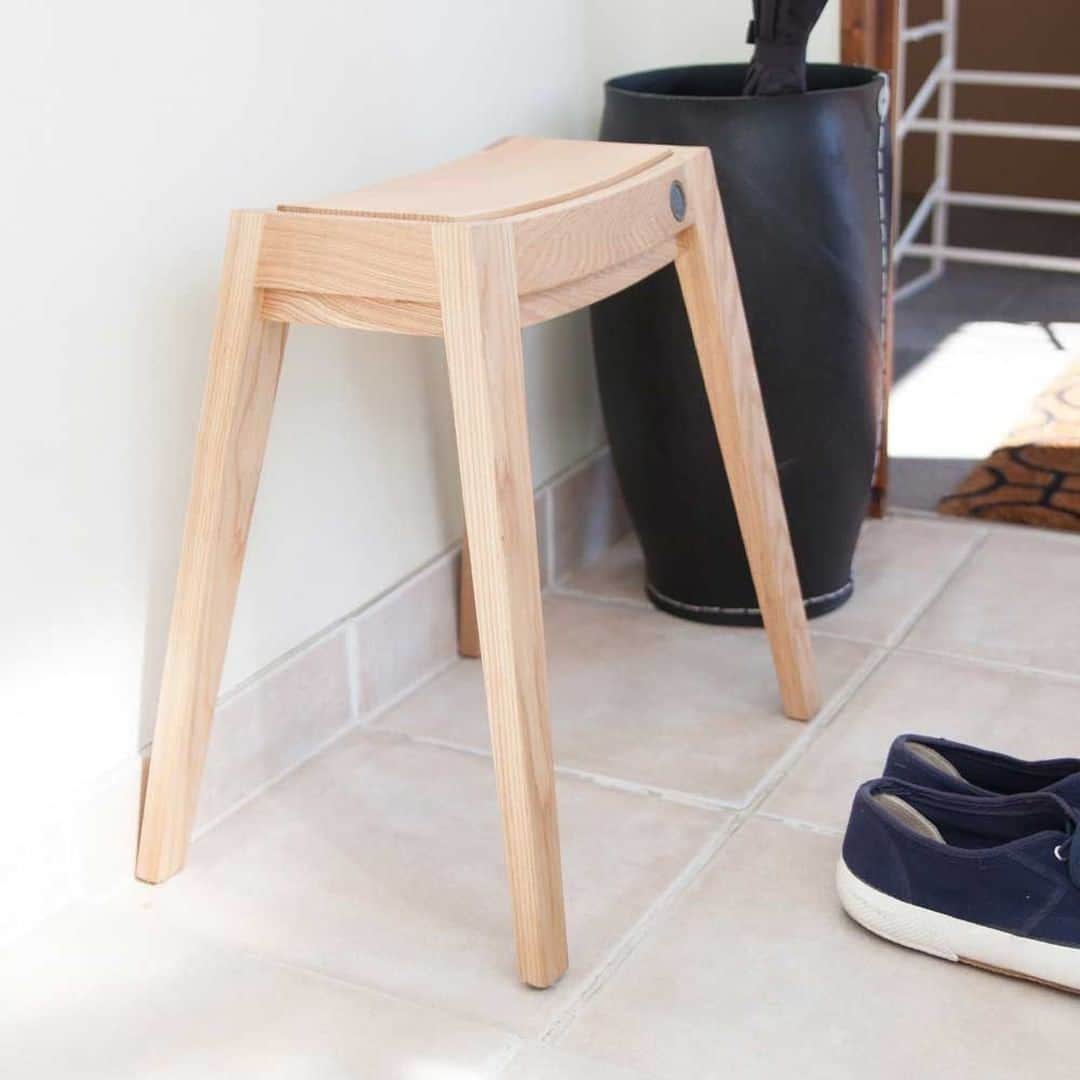 sarasa design storeさんのインスタグラム写真 - (sarasa design storeInstagram)「｜椅子の本質にこだわったコンパクトでシンプルなスタッキング可能な木製スツール⠀ ・⠀⠀⠀⠀ ────────────────────⠀⠀⠀⠀⠀ ・⠀⠀⠀⠀⠀ ●b2c スタッキングスツール（オーク）⠀⠀ 定価：16,200円 (税込)⠀⠀⠀ ⁣・⠀⠀ ●各部のディテールにこだわったベンチ型のシンプルな木製スツール。⠀⠀ ●座面のカーブが座りやすく工夫されており、スタッキング可能な構造です。⠀⠀ ●シンプルで置き場所を選ばず、スリムなプロポーションが、お部屋に圧迫感を与えません。⠀⠀⠀ ・⠀⠀⠀ ▶お買い物は写真をタップ！または @sarasa_design アカウントトップから。⠀⠀⠀⠀ ・⠀⠀⠀⠀ ▶実店舗のアカウントもご覧ください。⠀⠀⠀⠀ @sarasadesignlab 東京 青山店⠀⠀⠀⠀ @lab_fmarkis 福岡 Markis 福岡ももち店⠀⠀⠀⠀⠀⠀⠀⠀⠀ ────────────────────⠀⠀⠀⠀⠀ #sarasadesign をつけて投稿いただいた中からお写真をご紹介する場合がございますので、ぜひ投稿してみてください！！　素敵なお写真お待ちしております！！⠀⠀⠀⠀ ────────────────────⠀⠀⠀⠀ .⠀⠀⠀ #スツール #椅子 #チェア #スツールのある暮らし⠀⠀ #シンプルライフ #シンプルホーム #シンプルインテリア #おうち #くらし #暮らし #暮らしを整える #暮らしを楽しむ #インテリア #インテリア雑貨 #暮らしの道具　#シンプルな暮らし⠀.」10月22日 20時00分 - sarasa_design