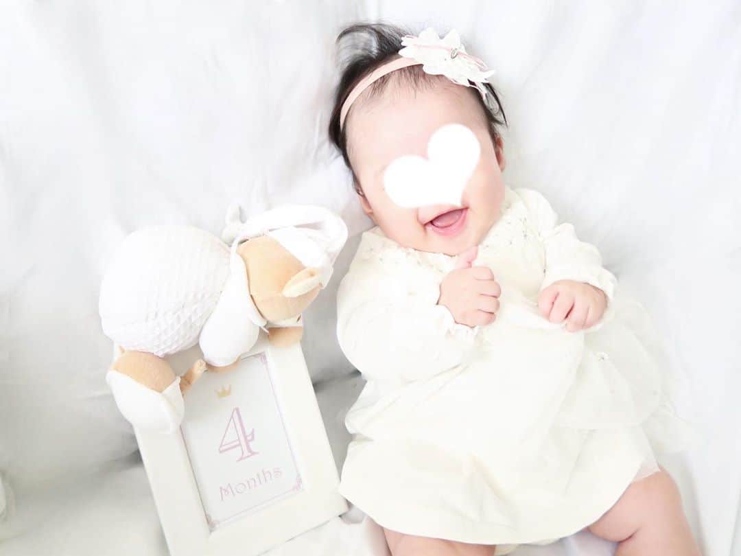 のインスタグラム：「* 先日、娘が4か月に👶🏻✨  最近のマイブームは 口いっぱいにお手てを突っ込んで 奇声をあげること🤣  あとは寝返りしたいのに うまく出来ないことに イライラして叫んだり...😱笑  娘と遊んでいたら 本当に1日が早くて あっという間に 1年なんか経つんだろうなぁと🥺  👶🏻は毎日何考えて生きてるんやろ〜☺️  (凝った月齢フォトを撮れなくてごめんね😭笑)  #生後4ヶ月 #4monthbaby #4monthbaby #月齢フォト  #赤ちゃんのいる生活 #女の子のママ #マンスリーフォト #令和2年ベビー #出産 #2020夏ベビー #女の子のママ　#2020baby #新米ママ #第一子 #0歳児」
