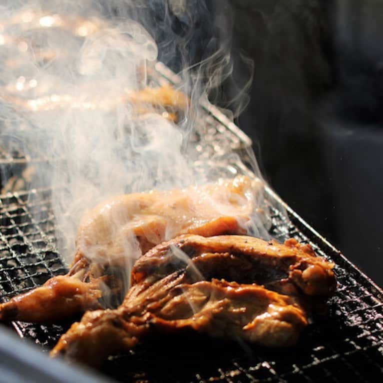 手紙社さんのインスタグラム写真 - (手紙社Instagram)「【「マンテングリルチキン」と焼き菓子、惣菜まで入った『全力SWING詰め合わせ』で美味しいひとときを】﻿ 「Maruyoshi」が栃木県の日光に新しく開いた「manten chicken grill nikko nishisando」の看板商品「マンテンチキングリル」を、なんと自宅で楽しむことができるのです！　こちらのチキンと宇都宮「rhythble」の焼き菓子、デリカテッセン「04DELI」の惣菜まで入った『全力SWING詰め合わせ』はとてもお得なセットになっていますので、ぜひもみじ市でゲットしてみてくださいね。﻿ ﻿ ▶︎「manten chicken grill nikko nishisando」さんの販売期間は「10/23（金）16:00」まで！﻿ ﻿ ▶︎詳細はプロフィール「@momijiichi_staff」のリンクより公式サイトへ！﻿ ﻿ ＜「新しいオンラインフェスティバル・もみじ市」開催概要＞﻿ 出店者によるオンラインミーティング開催期間：2020年10月12日（月）〜18日（日）﻿ オンラインショップ開設期間：2020年10月12日（月）〜24日（土）﻿ ※出店者によって開設期間が異なります﻿ 会場：もみじ市公式サイト﻿ ﻿ ◎「新しいオンラインフェスティバル・もみじ市」は3本立て！﻿ 1. オンラインミーティング（番組）﻿ すべての出店者がアトリエツアーや作品紹介等の番組を配信。﻿ 2. オンラインショッピング﻿ 出店者による新作や、ここでしか買えない限定作品、もちろん、定番商品も購入することができます！﻿ 3. スペシャルライブ番組﻿ ミーティング最終日に、5組のアーティストが次々に登場する音楽番組を特別開催します。﻿ ﻿ #手紙社#手紙舎#tegamisha#もみじ市#momijiichi#zoom#zoom講座#オンライン講座#オンラインイベント#オンライン#オンライン配信#オンライン開催#新しいオンラインフェスティバル#SWING#mantenchickengrillnikkonishisando#mantenchickengrillnikko#food#maruyoshi」10月22日 20時00分 - tegamisha