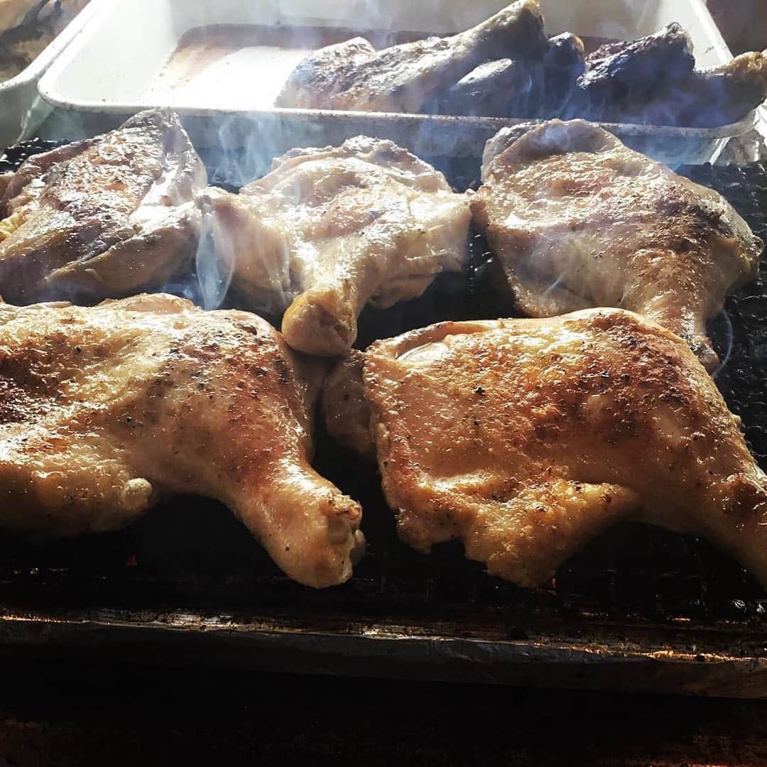 手紙社さんのインスタグラム写真 - (手紙社Instagram)「【「マンテングリルチキン」と焼き菓子、惣菜まで入った『全力SWING詰め合わせ』で美味しいひとときを】﻿ 「Maruyoshi」が栃木県の日光に新しく開いた「manten chicken grill nikko nishisando」の看板商品「マンテンチキングリル」を、なんと自宅で楽しむことができるのです！　こちらのチキンと宇都宮「rhythble」の焼き菓子、デリカテッセン「04DELI」の惣菜まで入った『全力SWING詰め合わせ』はとてもお得なセットになっていますので、ぜひもみじ市でゲットしてみてくださいね。﻿ ﻿ ▶︎「manten chicken grill nikko nishisando」さんの販売期間は「10/23（金）16:00」まで！﻿ ﻿ ▶︎詳細はプロフィール「@momijiichi_staff」のリンクより公式サイトへ！﻿ ﻿ ＜「新しいオンラインフェスティバル・もみじ市」開催概要＞﻿ 出店者によるオンラインミーティング開催期間：2020年10月12日（月）〜18日（日）﻿ オンラインショップ開設期間：2020年10月12日（月）〜24日（土）﻿ ※出店者によって開設期間が異なります﻿ 会場：もみじ市公式サイト﻿ ﻿ ◎「新しいオンラインフェスティバル・もみじ市」は3本立て！﻿ 1. オンラインミーティング（番組）﻿ すべての出店者がアトリエツアーや作品紹介等の番組を配信。﻿ 2. オンラインショッピング﻿ 出店者による新作や、ここでしか買えない限定作品、もちろん、定番商品も購入することができます！﻿ 3. スペシャルライブ番組﻿ ミーティング最終日に、5組のアーティストが次々に登場する音楽番組を特別開催します。﻿ ﻿ #手紙社#手紙舎#tegamisha#もみじ市#momijiichi#zoom#zoom講座#オンライン講座#オンラインイベント#オンライン#オンライン配信#オンライン開催#新しいオンラインフェスティバル#SWING#mantenchickengrillnikkonishisando#mantenchickengrillnikko#food#maruyoshi」10月22日 20時00分 - tegamisha