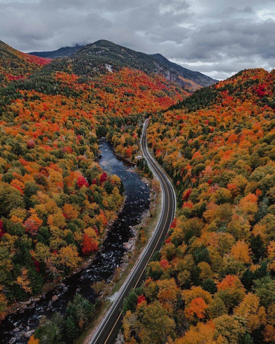 Discover Earthさんのインスタグラム写真 - (Discover EarthInstagram)「Falll vibes ! 🍁  🇺🇸 #discoveradirondacks with @chelseamealo  #autumn #fall #seasonal」10月22日 20時00分 - discoverearth