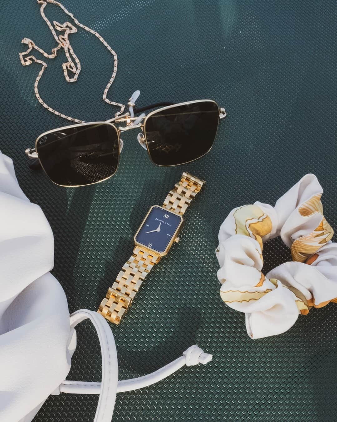 Kapten & Sonさんのインスタグラム写真 - (Kapten & SonInstagram)「'Everyday essentails.' ✨ Never not wearing some pretty accessoires like our sunglasses Orlando Gold Green and our watch Grace Gold "Black Steel". 💛 @fifteenminfame⁠ .⁠ .⁠ .⁠ #sunglasses #watch #style #fashion #inspiration #fashionlover #essentails #details #everydaylook #outfitessentails」10月22日 20時01分 - kaptenandson