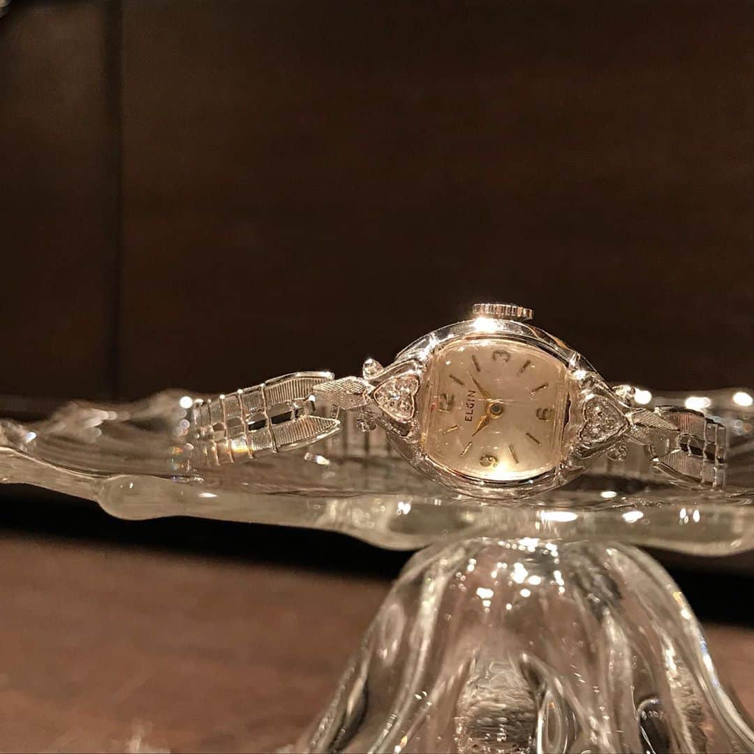 HIROBさんのインスタグラム写真 - (HIROBInstagram)「-HIROB横浜-﻿ ﻿☆Antique American Watch Fair☆ 10/22(木)－11/3(祝•火)  HIROB横浜ルミネ店では、古き良きデザインのアンティーク時計を集め、不定期ですがフェアを行おうと思います。  まず、第一弾としてAmerican Antique Watch Fairと称しまして『Hamilton』『ELGIN』『BLOVA』などのアメリカの時計メーカーを中心に取り揃えました。  フェア開催に伴い、アンティーク時計の魅力に触れていただければと思います。 ﻿ 通信販売も対応しており、﻿ お電話でのご相談も受け付けています。﻿ ご来店が難しい方でもお気軽にお問い合わせ下さい。﻿ ﻿ 【お問い合わせ】﻿ 045-444-3381﻿ ﻿ #hirob﻿ #hirobyokohama﻿ #baycrews﻿ #elgin #hamilton #blova #watch #yokohama﻿ #lumine﻿ #antiquewatch ﻿ #ヒロブ﻿ #ヒロブ横浜﻿ #ベイクルーズ﻿ #﻿ハミルトン #エルジン #ブローバ #自分へのご褒美﻿ #腕時計﻿ #横浜﻿ #ルミネ #アンティーク時計」10月22日 20時07分 - hirob.jp