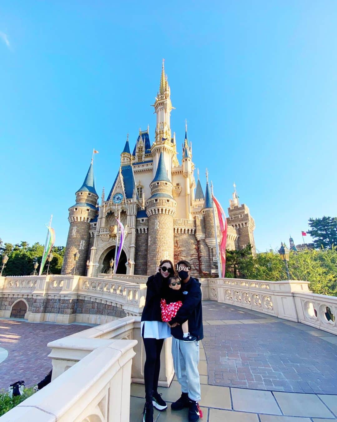 shihoのインスタグラム：「かわいいカップルが 今ですね！って シンデレラ城をまるで 貸し切っているかのような 写真を撮ってくれました🤍優🥺 . . . 3shotなんて全然撮らして くれないので唯一の family photo👨‍👩‍👧✨🏰💕💕 カメラロールが1日で 300増えた🤣 もちろんほぼ娘🤣🤟🏻💕 . . 幸せの極み🤍✨✨ . . . . . #disney #disneyland  #初ディズニー#子連れディズニー  #ディズニーコーデ #女の子ママ#女の子ベビー #1歳#1y8m」