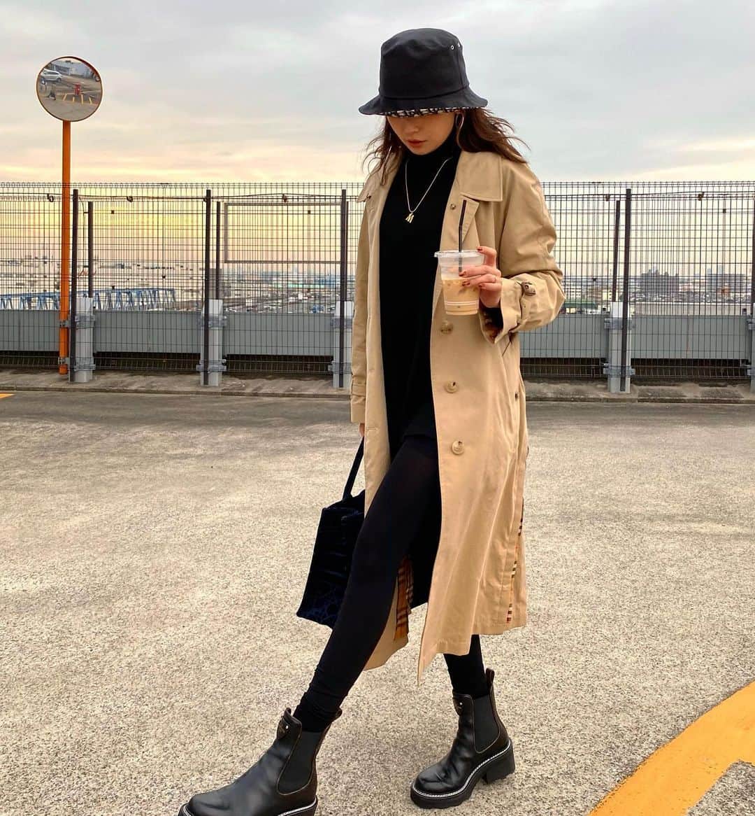 のインスタグラム：「. #まなきょうふく 🖤🤎 この履いてるの着圧レギンスなの🥺 だんだん着圧マニアみたいになってきたww やっぱ周りの友達が良いって言うものは リアルな意見聞けるし良いものばっかりだよね〜 でも(これ効果ないな)みたいなのもあったから もし気になる方いたらdmください🤝🤍  ちなみにこの着圧レギンスはストーリーでリンク載せてるからみてみてね🙆🏻‍♀️ #身体作り #脚痩せ #ファッション #コーデ #韓国ファッション」