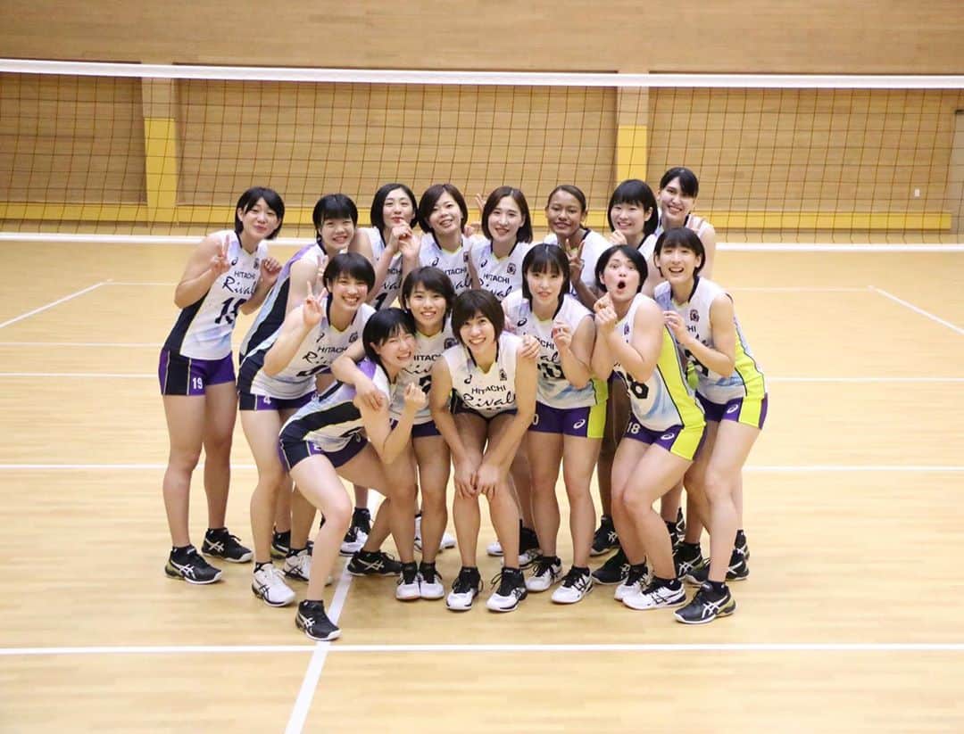 小野寺友香さんのインスタグラム写真 - (小野寺友香Instagram)「＊ 2020/21 V1リーグ開幕しました！！ 先週の開幕戦ホームゲームでは沢山の方に応援して頂き 2連勝する事が出来ました👏🏻 今シーズン始まってから初めての試合で自分自身色んな感情があったけど 何よりも皆でやってきた勝ち切る！事が出来て嬉しい😊！  今週は地元埼玉の久喜で試合ですが 初めてのリモートマッチです！📺 今シーズンは応援してくださる方々も 自分達も初めての事が多々あると思いますが バレーボールが出来ている事、 リーグ戦が出来る事、 バレーボールを通して繋がれる事に感謝して for ONE の気持ちを忘れず皆で戦い抜きます！ 今年こそ結果で返したい。 そのために自分が今できること。。。 まだリーグ戦始まったばかりだし これから色んなことがあると思うけど その時その時の色んな気持ち感情を大切に。  ONE teamでＮｏ.1☺️☺️☺️  #のむのむかなこ #カステラのむのむ #だいすき #いつもありがと」10月22日 20時04分 - derayu_322