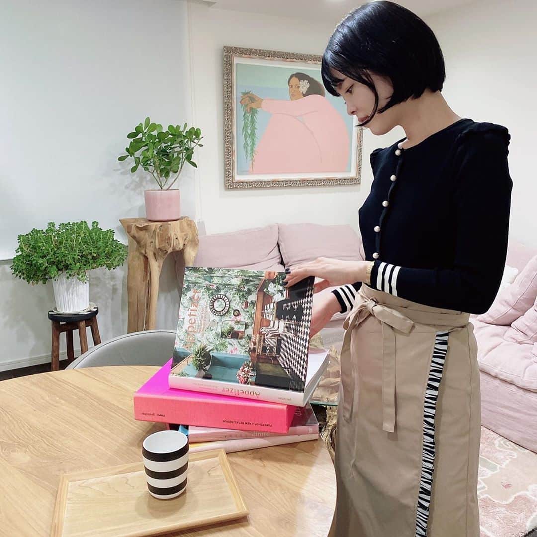 BORDERS at BALCONYさんのインスタグラム写真 - (BORDERS at BALCONYInstagram)「明日発売の新商品、ティアードエプロンは⁠⠀ お洋服のように、身につけるだけで気分のあがるボーダーズならではのデザイン。⁠⠀  誰かを招きたくなる、そんな気持ちに きっとなるはずです。 ⁠⠀ ⁠⠀ ⁠⠀ #bordersatbalcony #ボーダーズアットバルコニー #ボーダーズ #BORDERS #柴田陽子 #yokoshibata⁠⠀ #新商品発売 #productlaunch #comingsoon#newproductalert #新商品」10月22日 20時04分 - bordersatbalcony_official