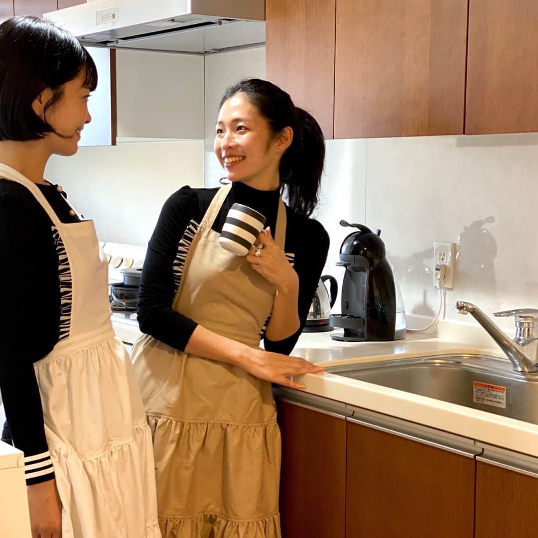 BORDERS at BALCONYのインスタグラム：「明日発売の新商品、ティアードエプロンは⁠⠀ お洋服のように、身につけるだけで気分のあがるボーダーズならではのデザイン。⁠⠀  誰かを招きたくなる、そんな気持ちに きっとなるはずです。 ⁠⠀ ⁠⠀ ⁠⠀ #bordersatbalcony #ボーダーズアットバルコニー #ボーダーズ #BORDERS #柴田陽子 #yokoshibata⁠⠀ #新商品発売 #productlaunch #comingsoon#newproductalert #新商品」