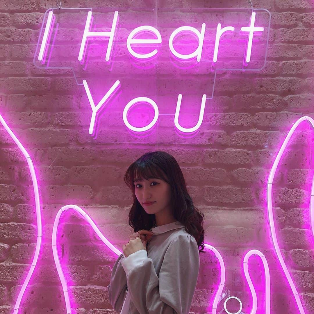 岡崎まどかのインスタグラム：「. ネオン💓  I heart you  .」