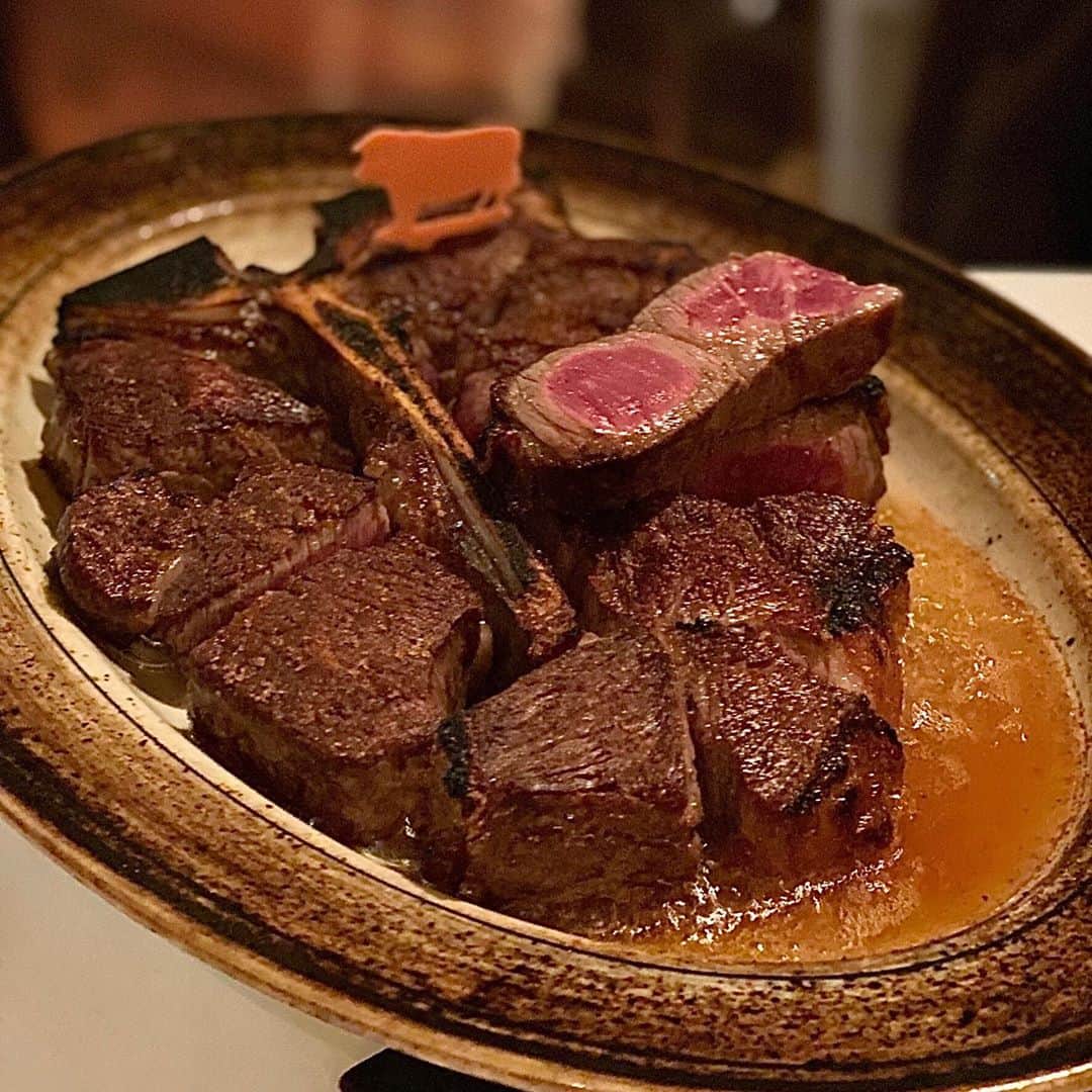 みのり(26)＠東京 ダイエットのインスタグラム：「. . #ウルフギャング . 実は初めて行くの！！ ウルフギャングステーキハウス🥩💓🌹 . . 半分はヒレ肉、半分はサーロインの プライムステーキ⋆｡˚✩ . . っ最高すぎる💓 . . カクテルシュリンプも、 マグロのタルタルも美味しかった。 . . そして、サプライズでデザートが😍❤️😭 . . @debuerizap さん、 ありがとうございました。🥺🍓🙏 いつも感謝でいっぱいです。 . . #diet #ダイエット #焼肉 #焼き肉 #焼肉好きと繋がりたい #板橋 #板橋グルメ  #飯テロ #ダイエットは明日から #東京カレンダー #rizap #インスタグルメアワード2020 #干物女子 #一人酒 #赤身肉 #ステーキ #食べるの好きな人と繋がりたい #ウルフギャングステーキハウス #ウルフギャング丸の内 #肉スタグラム #wolfgang #wolfgangsteakhouse #tボーンステーキ #ヒレ #サーロイン」