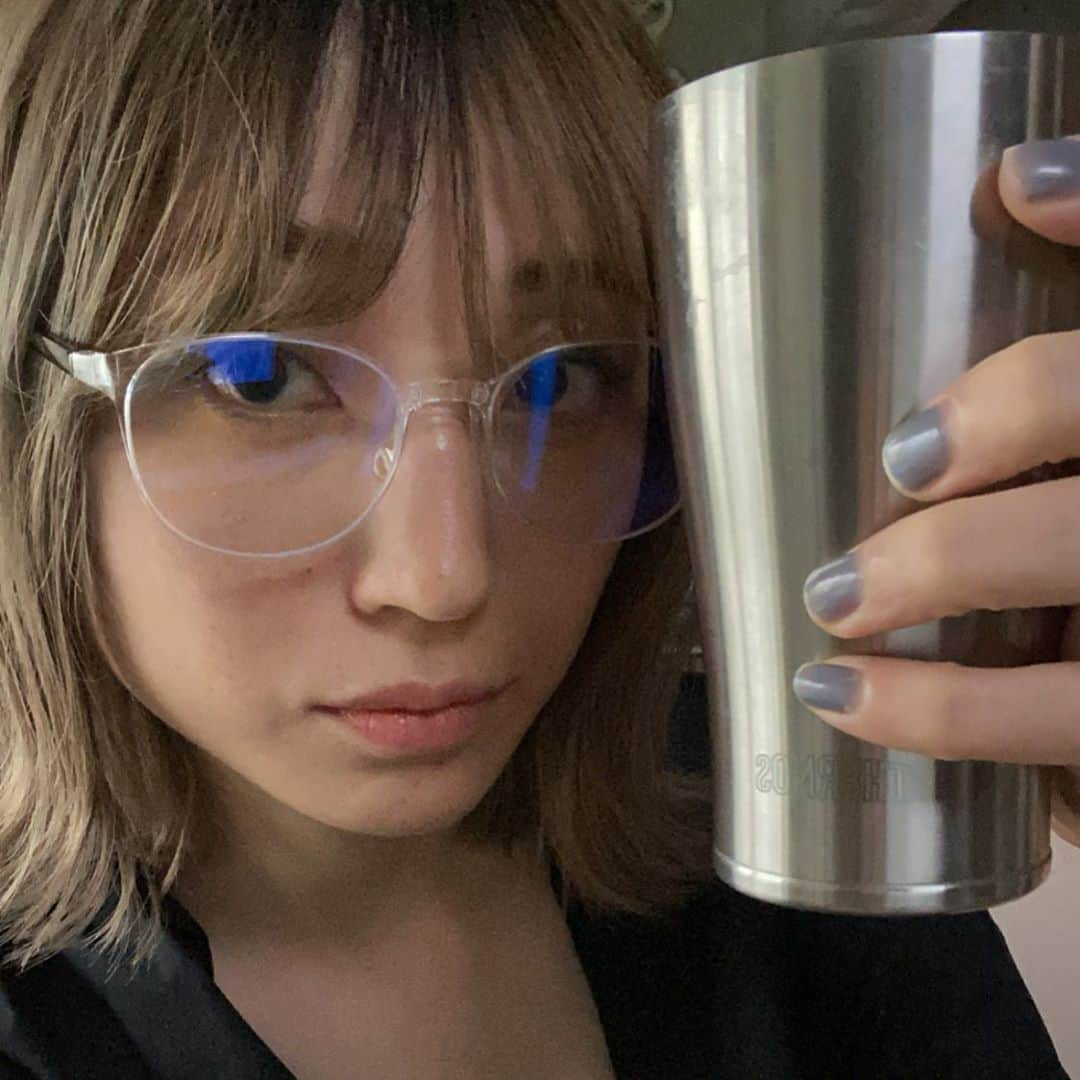 沙田瑞紀さんのインスタグラム写真 - (沙田瑞紀Instagram)「☕️🌈  ホットもコールドもいけるサーモス ステンレスで割れないのもいい☕️  ネイルはメイクさんに塗ってもらったやつなので ブランド分からず... 質問のDMいただいたのに返せずごめんね🙇‍♀️」10月22日 20時11分 - mizuki_masuda