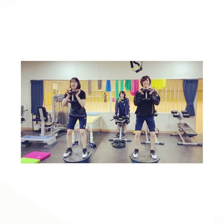 小野寺友香のインスタグラム：「＊ 足プルプルシスターズ👭🏻 #kneegirls #ニーガールズ #キャップついて行きます #間のホリウ #撮影係サイト #前髪2年ぶりやっほー #ただいまおかえり #目指せ永遠のハタチ」