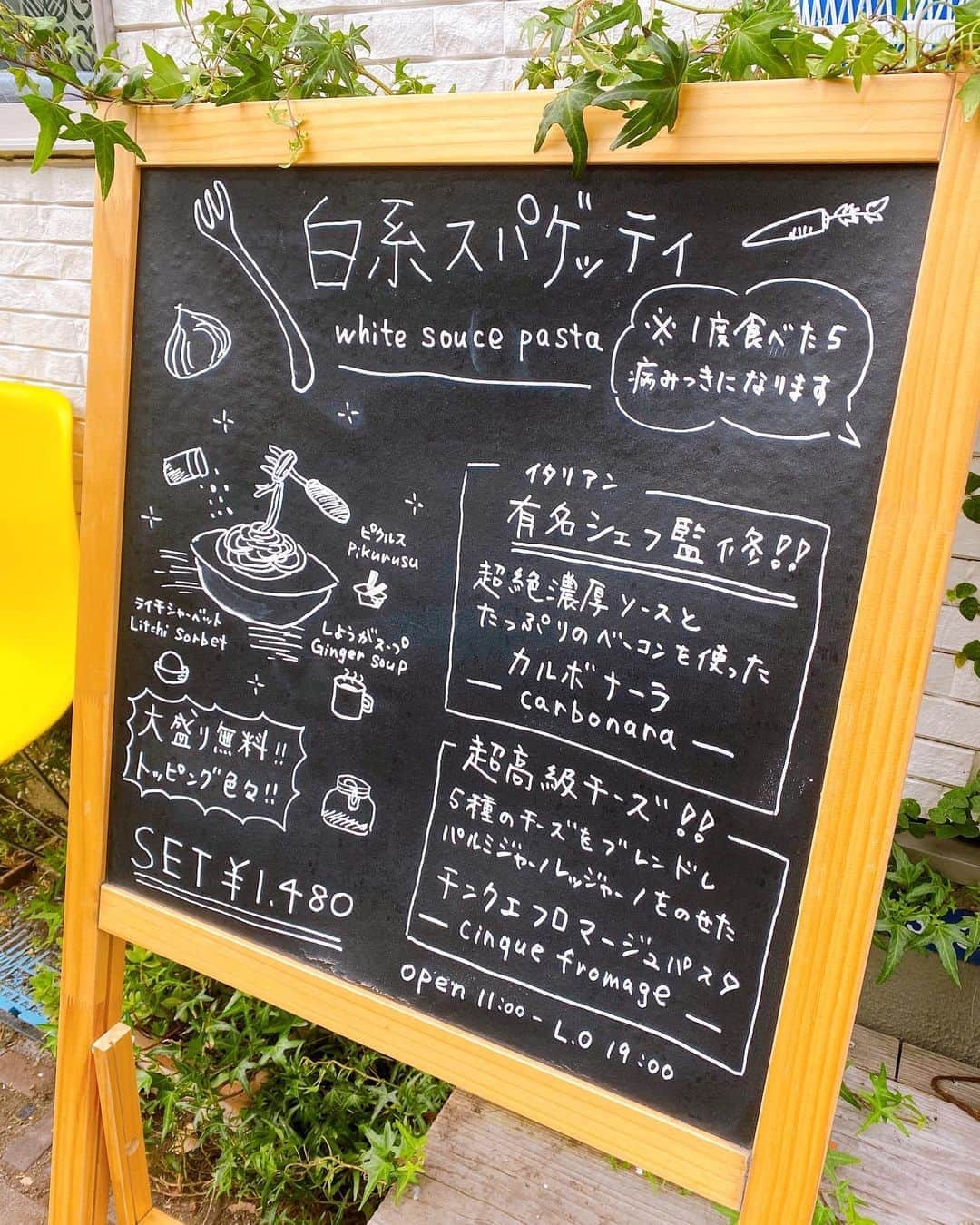 さわいえりさんのインスタグラム写真 - (さわいえりInstagram)「ぱすたらんち💕 渋谷の上原にオープンしたばかりの 白系スパゲティのお店に来たよ〜🍴 (@shirokei_spaghetti)  あらまぁ😉なんだか可愛いお店ねっ🏡  白系スパゲッティという名の通り、 2種類の白のソースでのパスタを楽しめます✨  メジャーソースであるカルボナーラと、 5種類のチーズという名のチンクエフロマージュ。  私はカルボナーラにしたよ〜！ 濃厚でくりーみぃなカルボナーラは絶品❣️ ランチセットのシメにリゾットが食べれるの🥺💓 ごはんにガーリックの風味がしてとても美味しい♩  デザートにシャーベットもついていて 最後はお口もさっぱり大満足💫  #白系スパゲッティ #白系 #クリームソース #東北沢グルメ #チーズ好き #カルボナーラ #カルボナーラ好き #スパゲッティ」10月22日 20時12分 - beauty_eri7