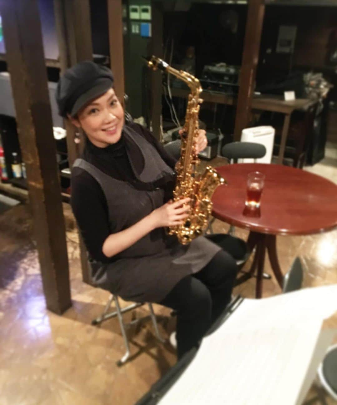 MONKYさんのインスタグラム写真 - (MONKYInstagram)「先日は渋谷BYGでMONKY SAX教室。  体験レッスンに来てくれたのは〜〜！  歌手の中野綾ちゃんインナハーウス！  楽器のお悩み相談から基本的な奏法のレクチャーなどわいわいと楽しい時間でした。 ありがとーう！  MONKY SAX教室は生徒募集してま〜す♬  キミもやってみないか〜！ 音楽とSAXでいろいろ広がる出会いがあるよ。 興味ある人はこちらでーす💁‍♂️  https://ienaga2020.com/lesson/」10月22日 20時14分 - ____monky____