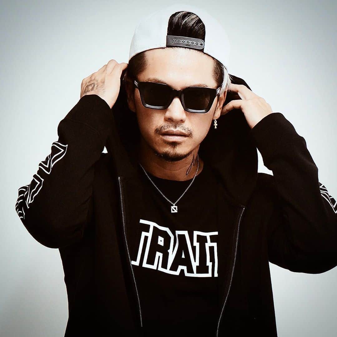 DJ ACEのインスタグラム：「⚡︎﻿ ライブ、21:30から！﻿ ストーリーより飛べます！﻿ ﻿ 🎧See you soon on live dreamer (link in stories)﻿ ﻿ そしてこちらのジップパーカー、リクエスト多かったので上だけで販売開始しました🙈﻿ ﻿ @straite_official ﻿ #straite﻿ #パーカー﻿ #ACE1」
