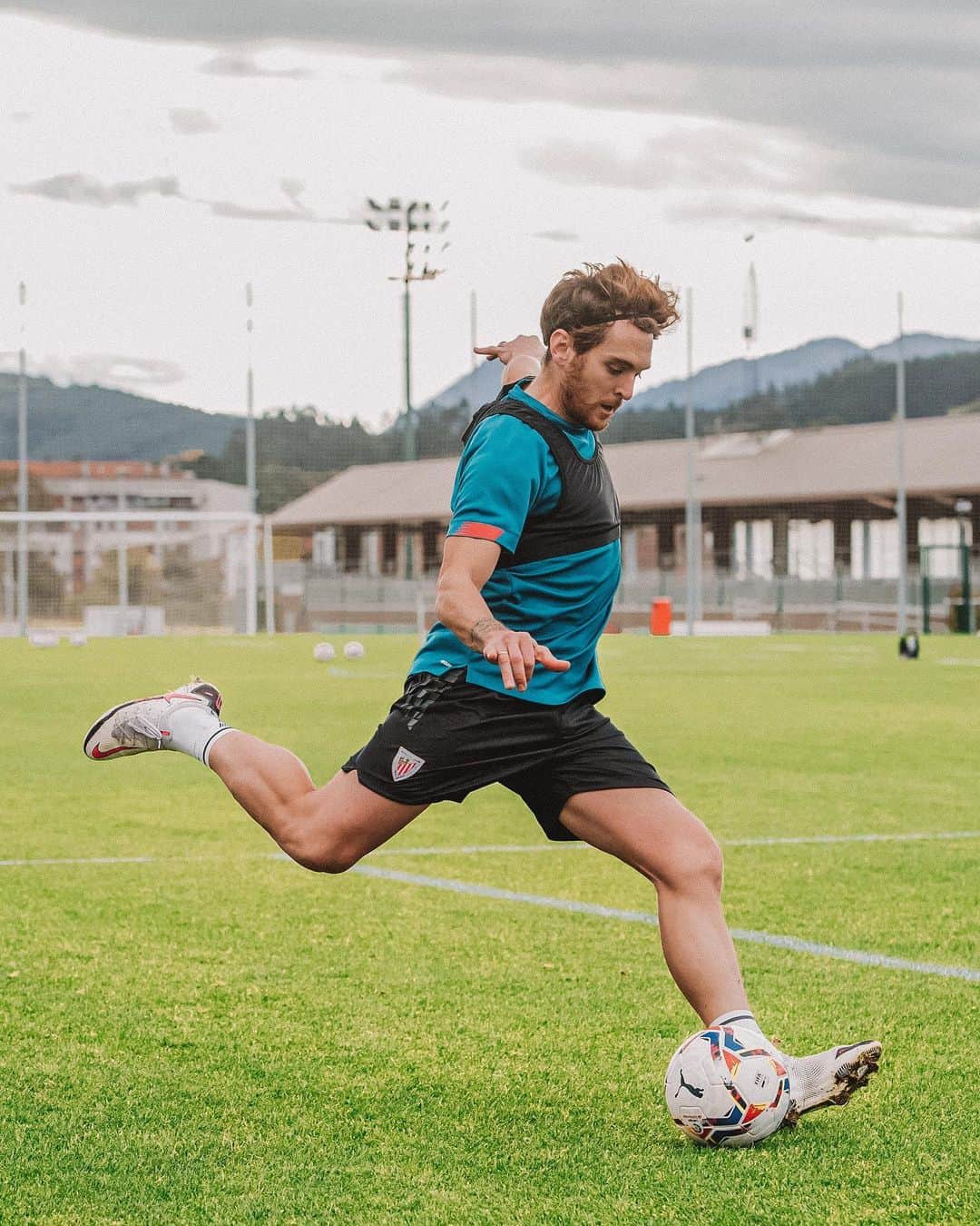 イバイ・ゴメスのインスタグラム：「Último paso 👣  Parece que está cerca. ¡Seguimos con el tramo final de la recuperación! 🙏🏻💪🏼」